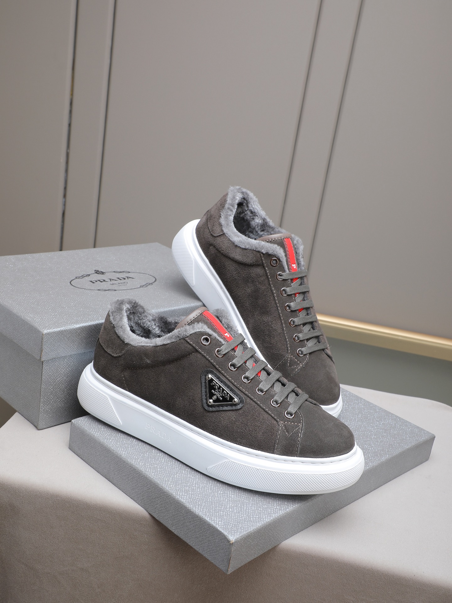 PP300 Prada/普拉达 男士新款休闲鞋,这款鞋面采用进口小牛皮+绒里!外侧饰以P家经典金属三角珐琅徽标,大底采用防滑运动发泡超轻大底,上脚脚感很好,洋气时髦单品!四色选!
Size:38-44(45定做)