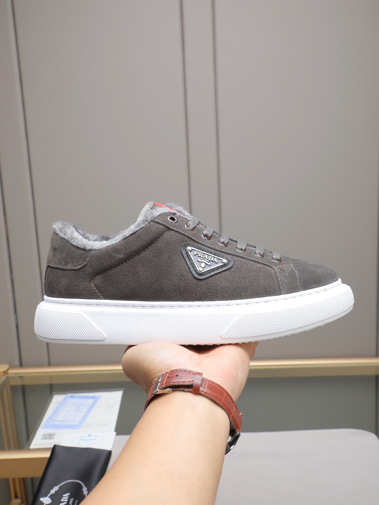 NO:620779,P Prada/Prada men's new casual shoes, this upper is made of imported calfskin + velvet lining!  The outer side is decorated with P's classic metal triangle enamel logo, and the outsole is made of non-slip sports foam ultra-light outsole, which feels good on the feet and is a fashionable and fashionable item!  Four colors to choose from!  Size38-44 (45 customized),,prada,prada,cowhide19860909P Prada/普拉达 男士新款休闲鞋,这款鞋面采用进口小牛皮+绒里！外侧饰以P家经典金属三角珐琅徽标,大底采用防滑运动发泡超轻大底,上脚脚感很好,洋气时髦单品！四色选！ Size38-44（45定做）,,prada,prada,cowhide,Men's shoes