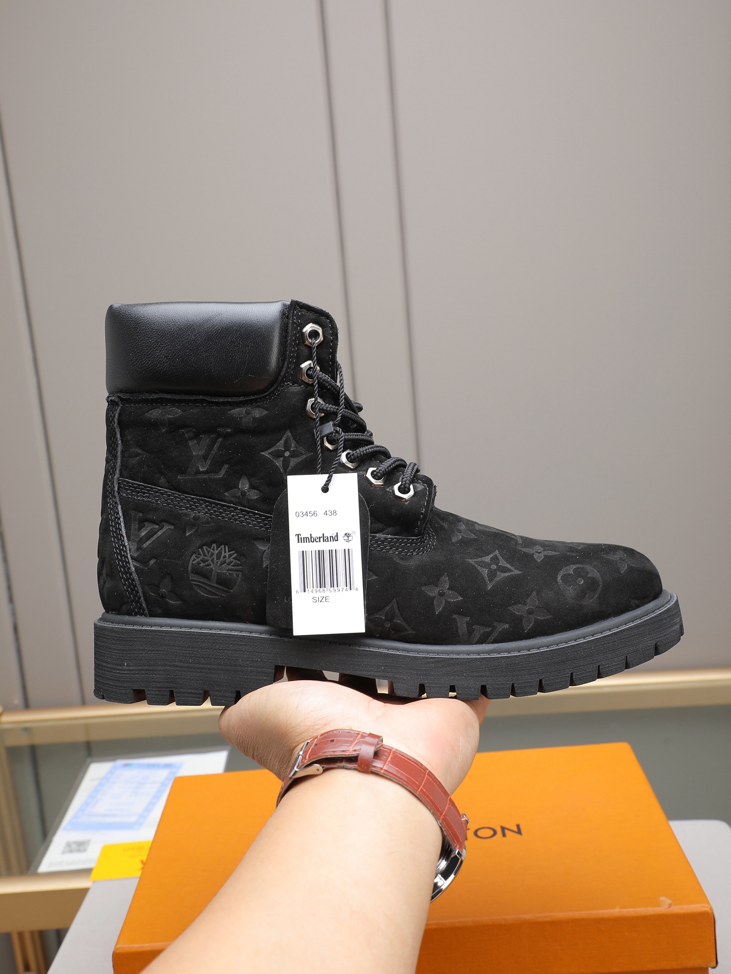 NO:621204,P LOUIS VUITTON ss25 LV's new thick-soled lace-up big-toe shoes, men's casual shoes, high-top short boots. This boot is made of top-grain calf leather with a light and comfortable body. The thick EVA outsole is embellished with eye-catching ridges, and the trendy attitude of both strength and softness makes it a daily choice. The upper is imported top-grain cowhide, and the lining is fiber. The outsole is original molded outsole size 38-44 (customized in 45),, louis vuitton, louis  vuitton,boots,cowhide19860909P LOUIS VUITTON ss25 LV新款厚底系带大头鞋男士休闲鞋高帮小短靴.本款 靴子以头层小牛皮革裁出轻盈舒适鞋身.厚实 EVA外底点缀醒目凸纹,亦刚亦柔的潮流姿态成就日常佳选. 鞋面进口头层牛皮 内里纤维 大底原版开模大底 size38-44(45定做）,,louis vuitton,louis vuitton,boots,cowhide,Men's shoes