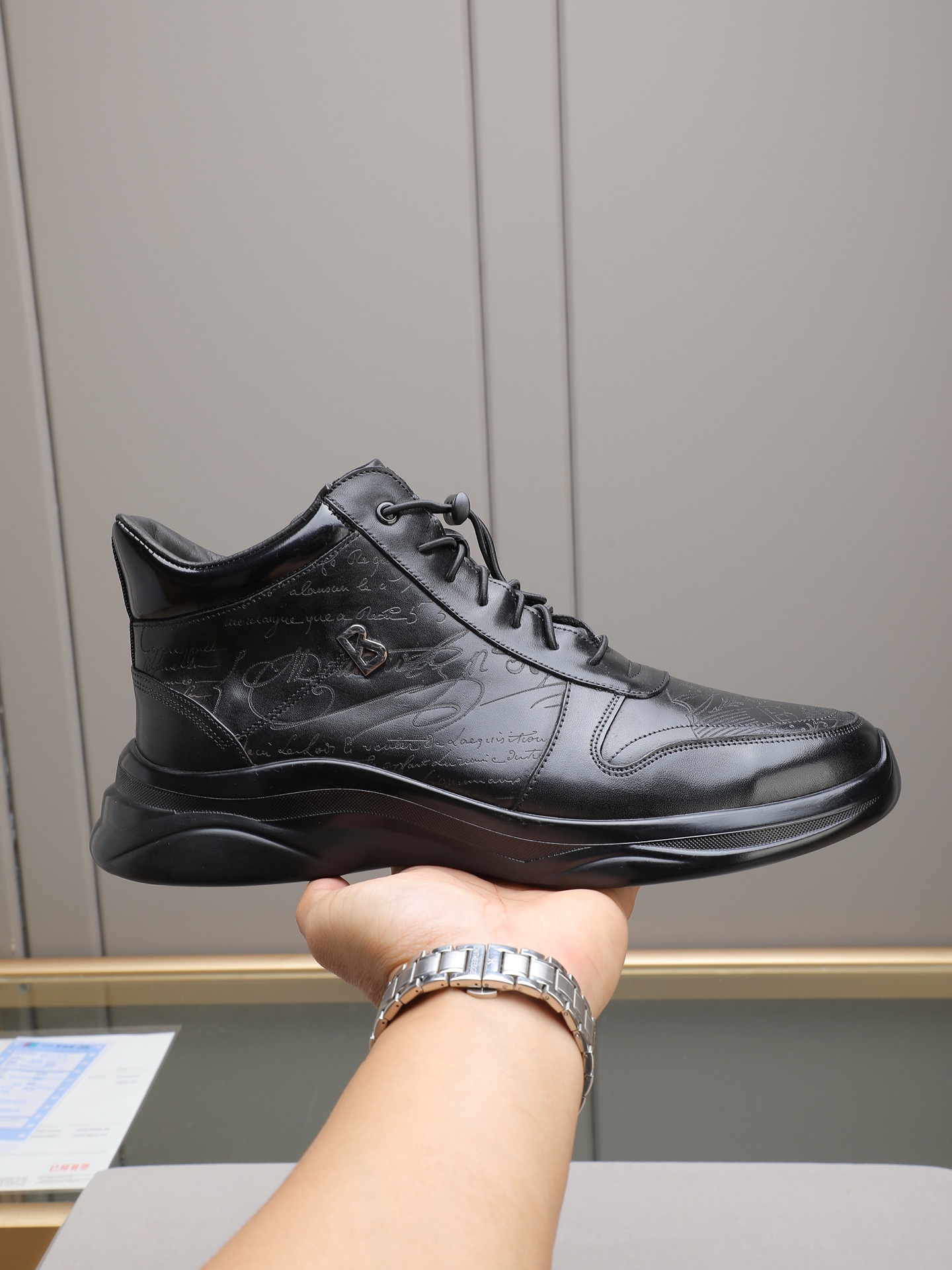 NO:621163,P Berlut* high-top men's high-end casual shoes, the latest officially released catwalk style. Imported cowhide material, hand-polished, high-frequency air pressure pattern on the side. Imported calfskin lining, pure rubber light sole, light and comfortable. Berlut* badge and logo printing capture visual highlights, three-dimensional relief Scritto pattern. High-frequency air pressure badge pattern, showing an extraordinary attitude!  Size39-44(38 45 customized),,cowhide19860909P Berlut* 布鲁提 高帮男士高端休闲鞋,官方最新发布走秀新款 进口牛皮材质 手工打磨,侧面图案高周波空压 内里进口小牛皮 纯橡胶轻底 轻便舒适 .Berlut* 徽章和logo印花俘获视觉亮点,立体感浮雕 Scritto 图纹.高周波空压徽章图纹,彰显不凡态度！Size39-44(38 45定做),,cowhide,Men's shoes