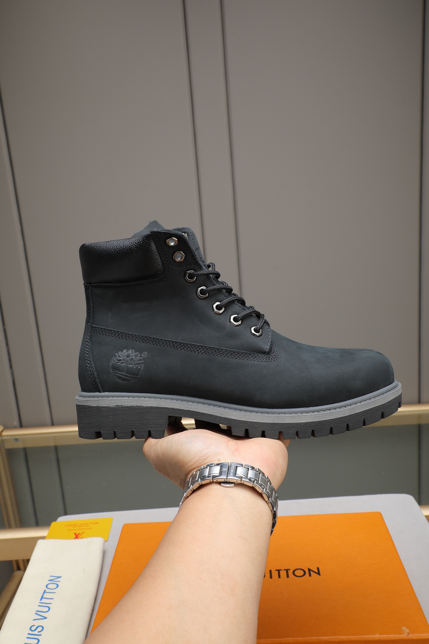 NO:621168,P LOUIS VUITTON ss25 LV's new thick-soled lace-up big-toe shoes, men's casual shoes, high-top short boots. This boot is made of top-grain calf leather with a lightweight and comfortable body. The thick EVA outsole is embellished with eye-catching ridges, and the trendy attitude of both strength and softness makes it a good daily choice. The upper is imported top-grain cowhide, and the lining is sheepskin. The original open-molded outsole size 38-44 (custom-made for 45), louis vuitton, louis  vuitton,boots,cowhide,sheepskin19860909P LOUIS VUITTON ss25 LV新款厚底系带大头鞋男士休闲鞋高帮小短靴.本款 靴子以头层小牛皮革裁出轻盈舒适鞋身.厚实 EVA外底点缀醒目凸纹,亦刚亦柔的潮流姿态成就日常佳选. 鞋面进口头层牛皮 内里羊皮里 大底原版开模大底 size38-44(45定做）,,louis vuitton,louis vuitton,boots,cowhide,sheepskin,Men's shoes