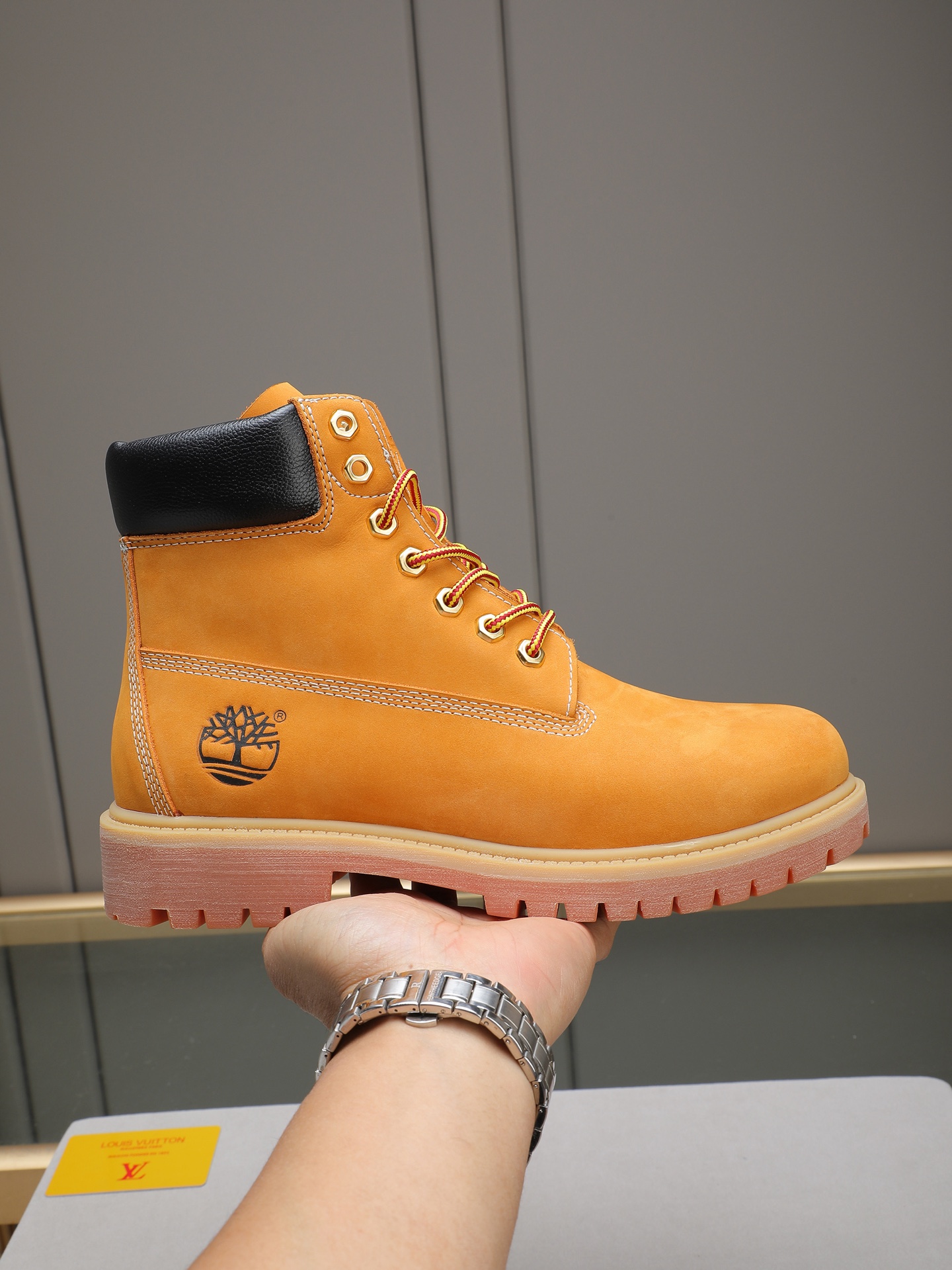 NO:621173,P LOUIS VUITTON ss25 LV new thick-soled lace-up big-toe shoes men's casual shoes high-top short boots. This style of boots is made of top-grain calf leather with a light and comfortable body. The thick EVA outsole is embellished with eye-catching ridges, and the trendy attitude of being both strong and soft makes it an everyday choice. The upper is imported top-grain cowhide and the lining is sheepskin. The outsole is original molded outsole size 38-44 (customized in 45), louis vuitton, louis  vuitton,boots,cowhide,sheepskin19860909P LOUIS VUITTON ss25 LV新款厚底系带大头鞋男士休闲鞋高帮小短靴.本款 靴子以头层小牛皮革裁出轻盈舒适鞋身.厚实 EVA外底点缀醒目凸纹,亦刚亦柔的潮流姿态成就日常佳选. 鞋面进口头层牛皮 内里羊皮 大底原版开模大底 size38-44(45定做）,,louis vuitton,louis vuitton,boots,cowhide,sheepskin,Men's shoes