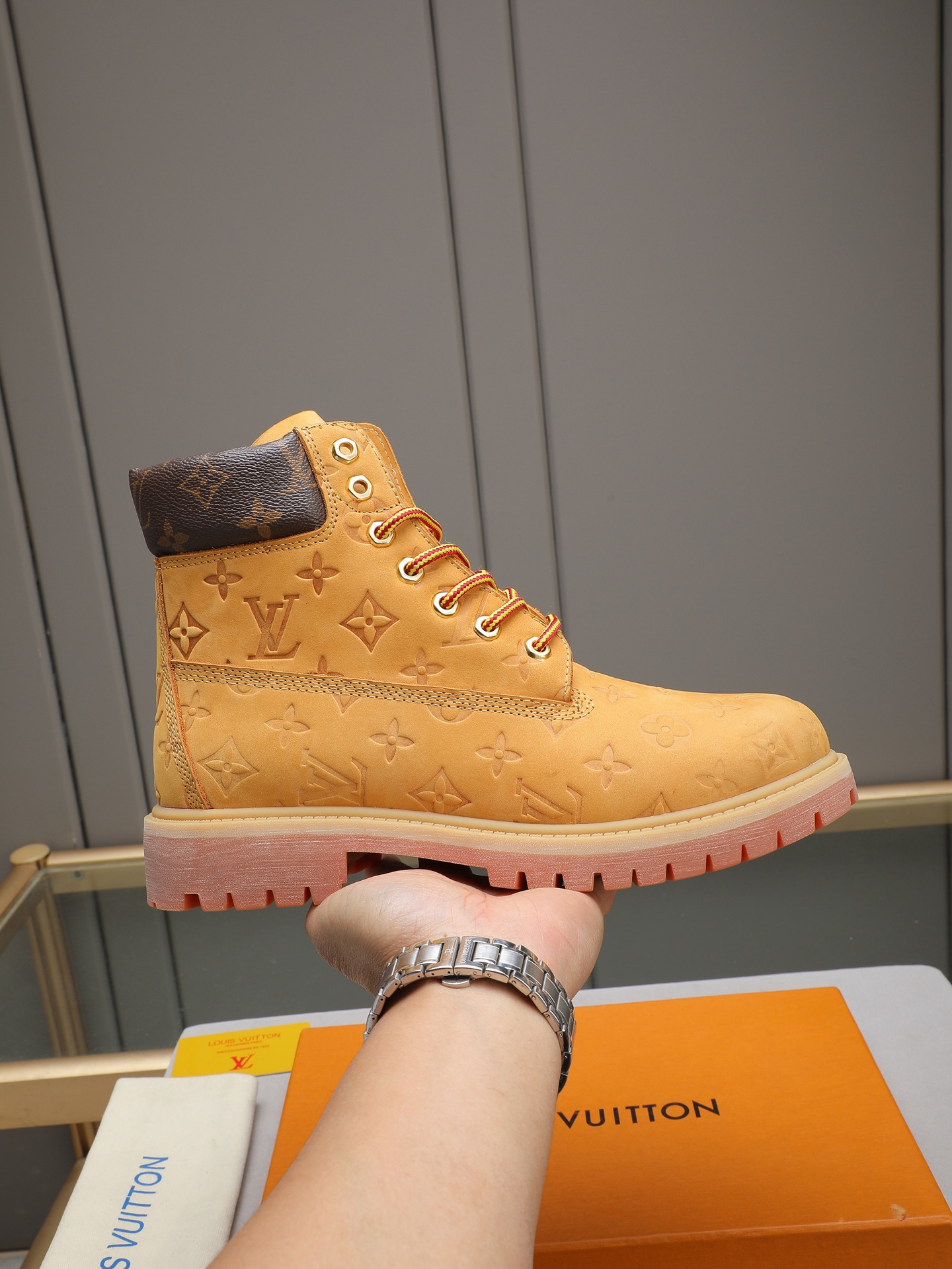 NO:621183,P LOUIS VUITTON ss25 LV's new thick-soled lace-up big-toe shoes, men's casual shoes, high-top short boots. This boot is made of top-grain calf leather with a light and comfortable body. The thick EVA outsole is embellished with eye-catching ridges, and the trendy attitude of both strength and softness makes it a daily choice. The upper is imported top-grain cowhide, and the lining is fiber. The outsole is original molded outsole size 38-44 (customized in 45),, louis vuitton, louis  vuitton,boots,cowhide19860909P LOUIS VUITTON ss25 LV新款厚底系带大头鞋男士休闲鞋高帮小短靴.本款 靴子以头层小牛皮革裁出轻盈舒适鞋身.厚实 EVA外底点缀醒目凸纹,亦刚亦柔的潮流姿态成就日常佳选. 鞋面进口头层牛皮 内里纤维 大底原版开模大底 size38-44(45定做）,,louis vuitton,louis vuitton,boots,cowhide,Men's shoes