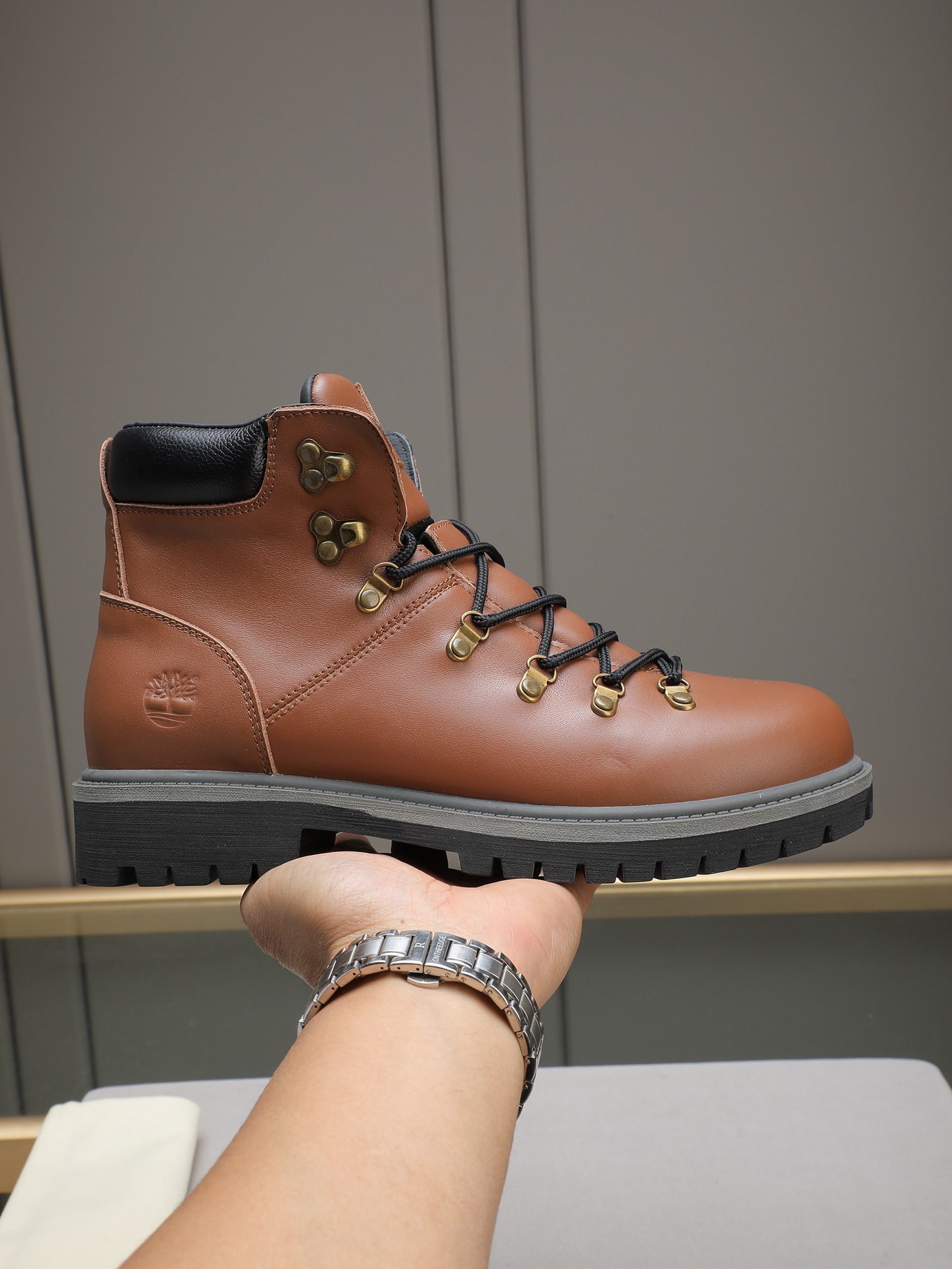 NO:621188,P LOUIS VUITTON ss25 LV's new thick-soled lace-up big-toe shoes, men's casual shoes, high-top short boots. This style of boots is made of top-grain calf leather with a light and comfortable body. Thick EVA outsole is decorated with eye-catching ridges, and the trendy attitude of both strength and softness makes it a daily choice. The upper is imported top-grain cowhide, the lining is breathable and fleshy, and the original open-molded outsole is size 38-44 (custom-made for 45), Louis  vuitton,louis vuitton,boots,cowhide19860909P LOUIS VUITTON ss25 LV新款厚底系带大头鞋男士休闲鞋高帮小短靴.本款 靴子以头层小牛皮革裁出轻盈舒适鞋身.厚实 EVA外底点缀醒目凸纹,亦刚亦柔的潮流姿态成就日常佳选. 鞋面进口头层牛皮 内里透气肉里 大底原版开模大底 size38-44(45定做）,,louis vuitton,louis vuitton,boots,cowhide,Men's shoes