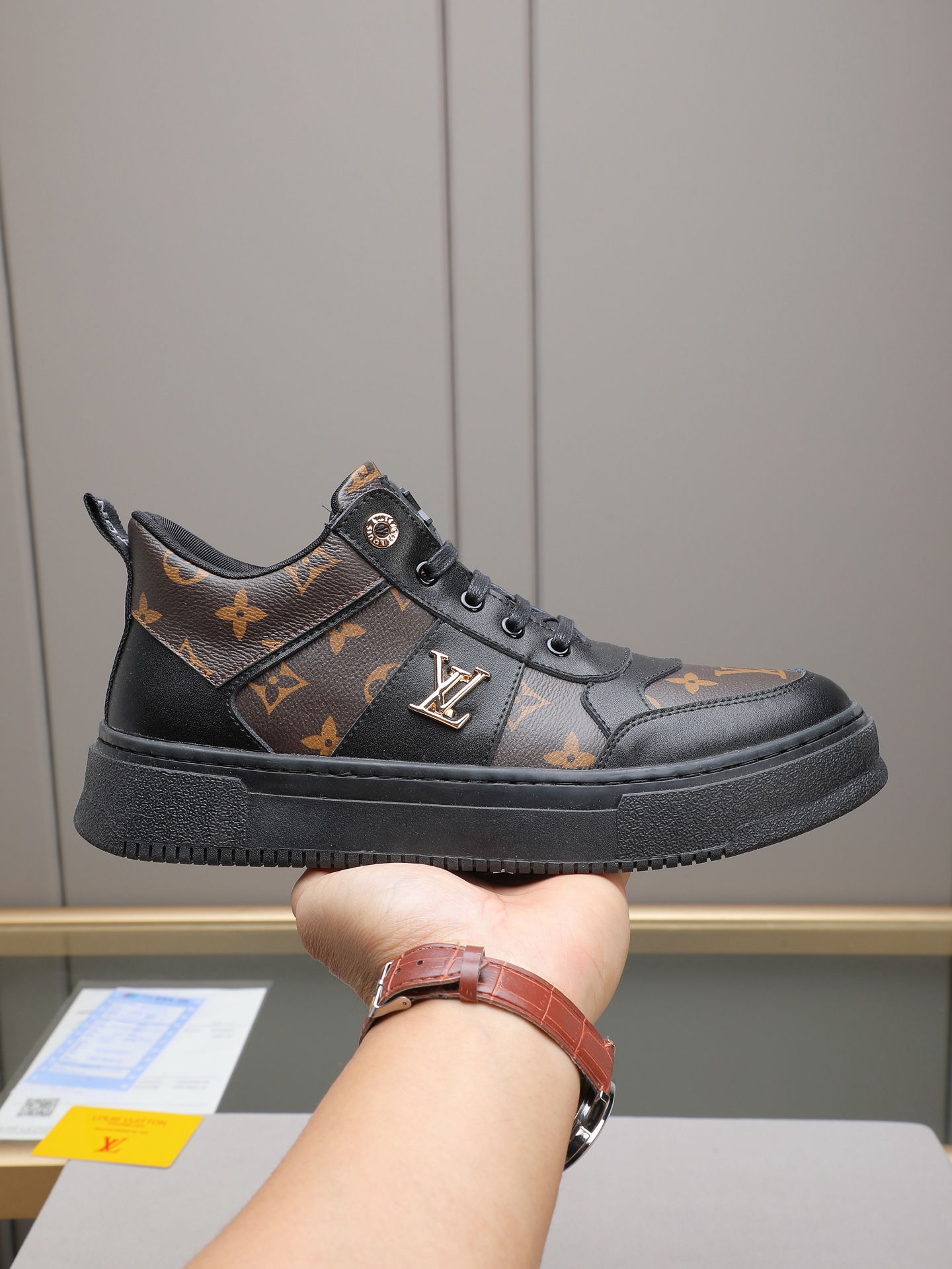 NO:621198,P High-top men [LV] Autumn and winter high-top classic hot style. Perfect last shape, beautiful design style. This winter is no longer cold. Cowhide + LV special materials + non-slip and wear-resistant rubber outsole. A must-have for fashionable men. Number of sizes: 38-44 (45 customized). The real thing looks better when photographed. Two colors to choose from, louis vuitton, cowhide19860909P 高帮男士【LV】秋冬高帮经典爆款 完美的楦型、优美的设计风格 这个冬季不再寒冷牛皮+LV专用材料＋防滑耐磨橡胶大底潮男必备款码数38-44（45定做）实物拍摄實物更好看,两色选,,louis vuitton,cowhide,Men's shoes