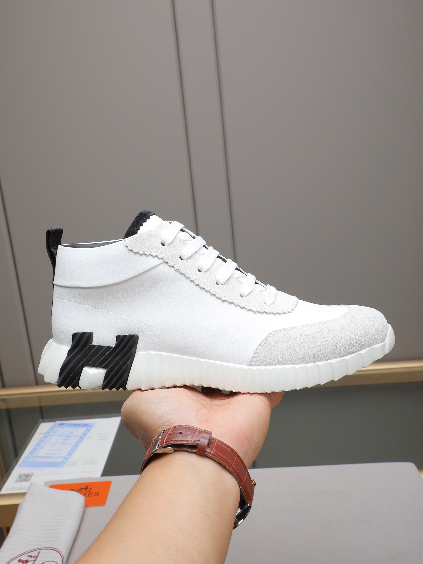 PPP310(Hermes 爱马仕高帮男鞋)🆕男士运动鞋,饰有富有质感的小牛皮细节。拼接原版牛皮面,此鞋款从马术世界汲取灵感,融合技术细节和实用功能.透气羊里,原版组合大底,高端品质,各处细节均完美结合!
Size:38-44 (45可定做)