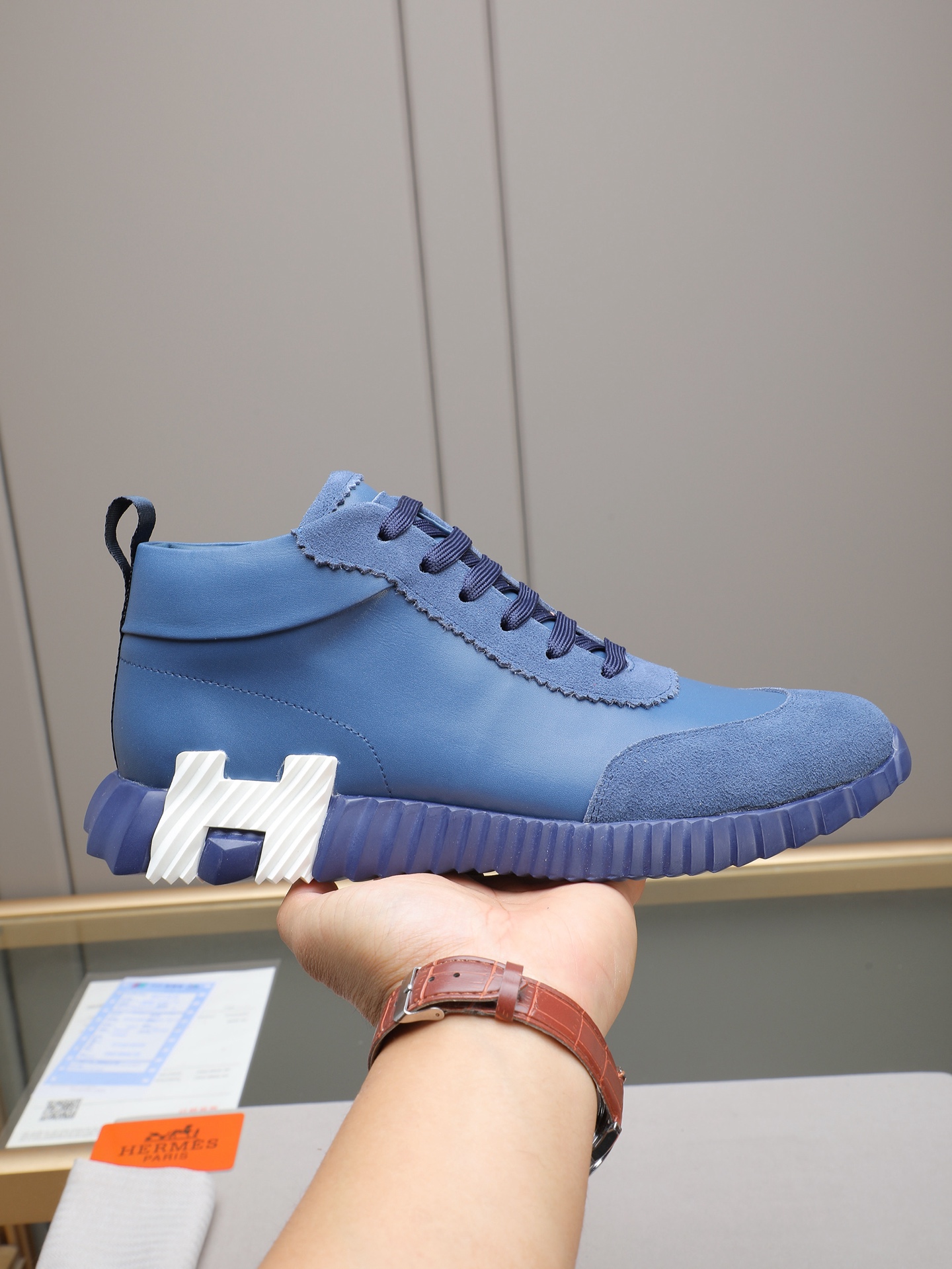 PPP310(Hermes 爱马仕高帮男鞋)🆕男士运动鞋,饰有富有质感的小牛皮细节。拼接原版牛皮面,此鞋款从马术世界汲取灵感,融合技术细节和实用功能.透气羊里,原版组合大底,高端品质,各处细节均完美结合!
Size:38-44 (45可定做)