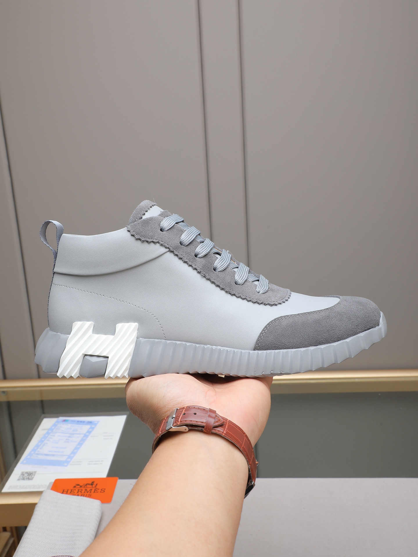 PPP310(Hermes 爱马仕高帮男鞋)🆕男士运动鞋,饰有富有质感的小牛皮细节。拼接原版牛皮面,此鞋款从马术世界汲取灵感,融合技术细节和实用功能.透气羊里,原版组合大底,高端品质,各处细节均完美结合!
Size:38-44 (45可定做)