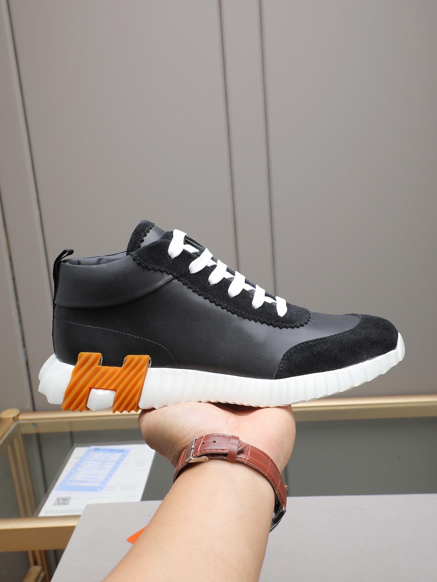 NO:621202,PP (Hermes high-top men's shoes) men's sports shoes, decorated with textured calfskin details. Spliced ​​with original cowhide leather, this shoe draws inspiration from the equestrian world, integrating technical details and practical functions. Breathable sheep lining, original combination outsole, high-end quality, every detail is perfectly combined!  Size38-44 (45 can be customized),,hermes,hermes,sneakers,cowhide19860909PP（Hermes 爱马仕高帮男鞋）男士运动鞋,饰有富有质感的小牛皮细节.拼接原版牛皮面,此鞋款从马术世界汲取灵感,融合技术细节和实用功能.透气羊里,原版组合大底,高端品质,各处细节均完美结合！ Size38-44（45可定做）,,hermes,hermes,sneakers,cowhide,Men's shoes