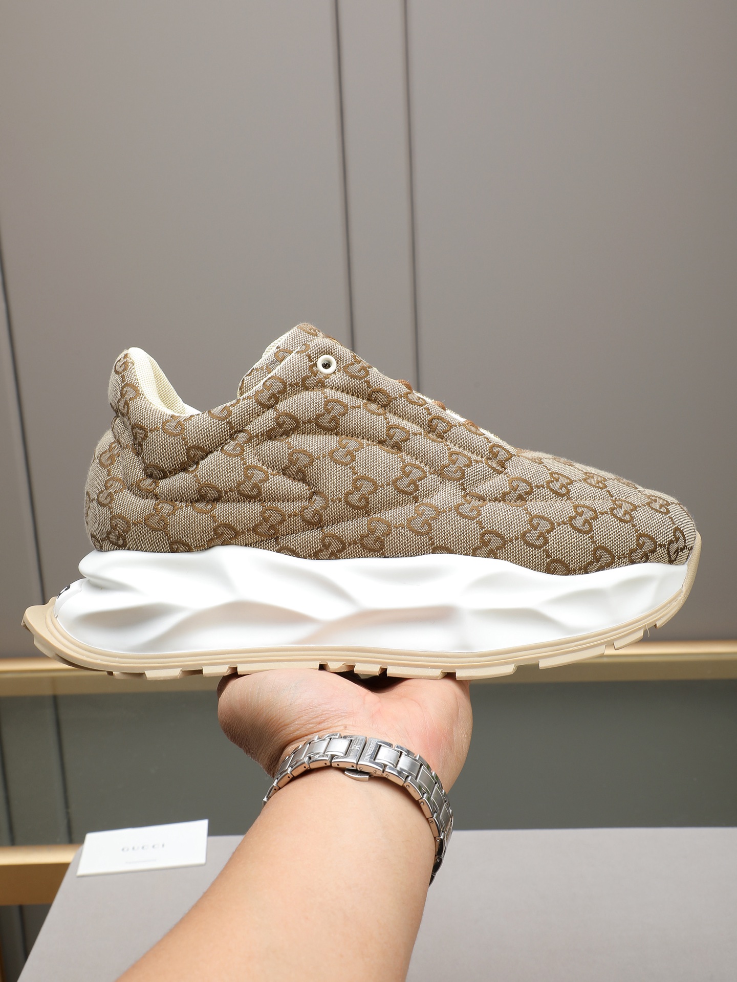 NO:680888,P GUCCI upper brand canvas cloth with artificial stitching!  It has a strong mark of the times and visual impact, and makes the whole pair of shoes more three-dimensional. The upper is made of classic Gucci fabric and has a breathable mesh lining!  Wear-resistant and personalized outsole, comfortable on the feet!  Multiple colors for self-retention, 39-44 (customized 38 45 46), gucci19860909P GUCCI鞋面品牌帆布布匹车人工缝线！具有强烈的时代印记和视觉冲击力,且使整双鞋更具立体感,鞋面古奇经典布料,透气网里！耐磨个性大底,上脚舒适！自留款多色选,39-44（38 45 46定做）,,gucci,Men's shoes