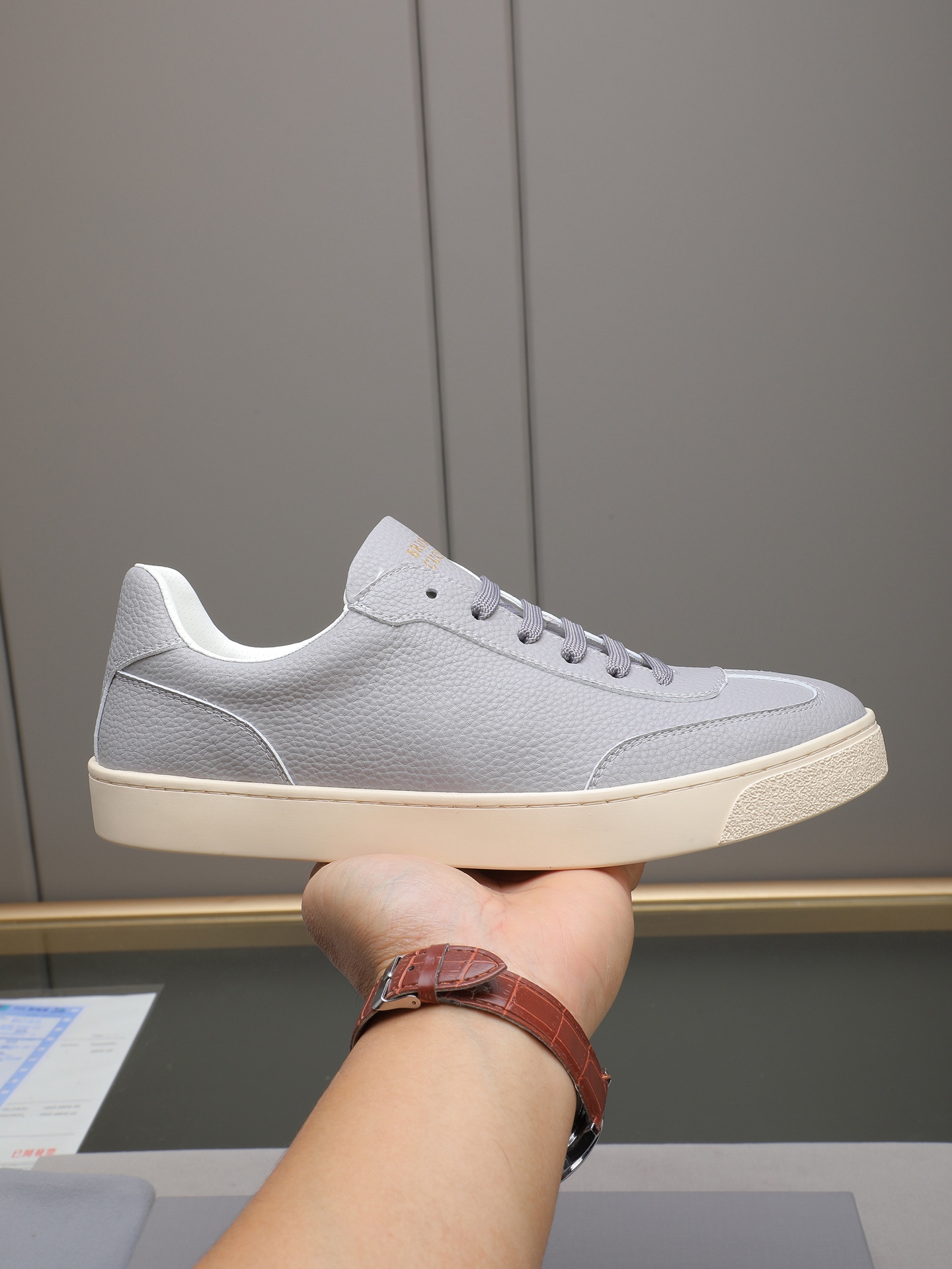 NO:621442,P Brunello Cucinelli latest collection casual  The world's top luxury brand from Italy, this BC shoe is made of velvet fur spliced with technical fabric mesh upper, the tongue is decorated with BC letter logo, and the heel is screen-printed brand badge. The inside is white benzene-dyed special calfskin + sheep lining. The upper foot is comfortable and breathable without stuffiness, does not fade, does not slip, and is environmentally friendly and harmless. The T+ outsole is one-piece, clean and does not need to be glued. The texture is overwhelming, visible luxury, 38-44 (custom-made at 45), brunello  cucinelli,cowhide19860909P Brunello Cucinelli最新系列休闲 来自意大利的世界顶级奢侈品牌,此款BC鞋面精选丝绒毛皮拼接科技织物网眼鞋面,鞋舌饰以BC字母logo,后跟丝印品牌徽章,内里是本白色苯染专用小牛皮+羊里,上脚舒服透气不闷脚,不掉色,不打滑,环保无害T+大底一体成型,干净不开胶.质感爆棚,看得见的奢华,38-44(45定做),,brunello cucinelli,cowhide,Men's shoes