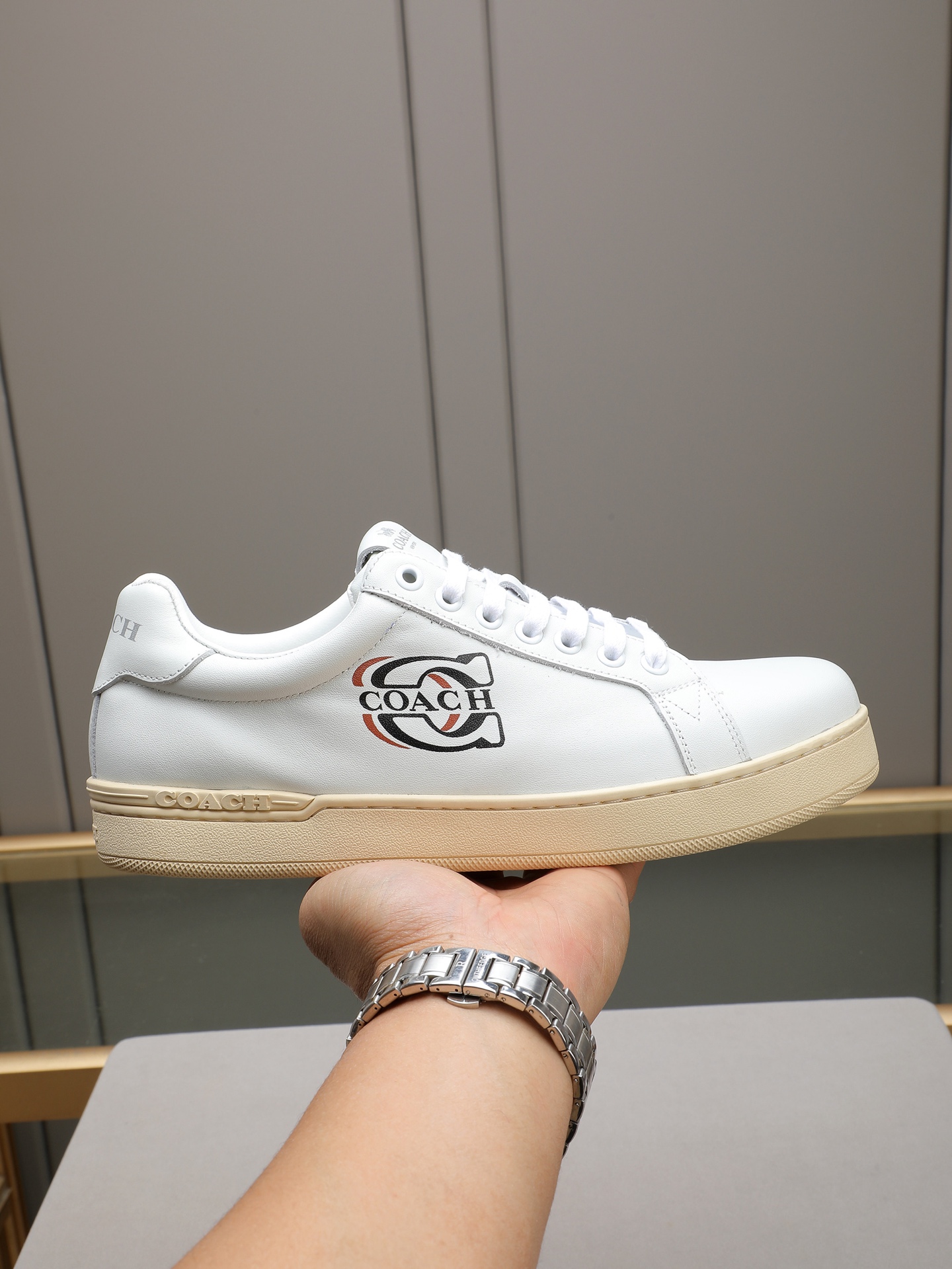 NO:621444,P New COACH exclusive new men's low-top casual lace-up sneakers on the official website, casual, fashionable and versatile, can be worn in all seasons!  !  Sneakers can be said to be the most popular type of shoe every year. They are a trendy choice for today's young people. This casual men's shoe adopts a convenient lace-up design, which further improves the comfort, fit and breathability of the upper foot!  !  The upper material is imported cowhide!  High-end atmosphere, adding visual layering, more casual and fashionable, showing a fresh and energetic side, breathable inner lining!  Comfortable on the foot, soft and breathable, original foam outsole and wear-resistant, color size 38, 39, 40, 41, 42, 43, 44 standard code (45 customized),, coach, coach, cowhide19860909P 官网上新COACH蔻驰独家新款男士低帮休闲系带板鞋,休闲时尚百搭款,四季可穿！！板鞋可以说是每年最流行的一款鞋了,适合现在年轻人的潮流选择,这款休闲男鞋采用便捷的系带设计,更加提升上脚舒适贴合度,透气度！！鞋面材质进口牛皮！高端大气,增添视觉上的层次感,更加休闲时尚,展现出清新活力的一面,内里透气羊里 ！上脚舒适,柔软透气,大底原版发泡耐磨大底,颜色尺码38、39、40、41、42、43、44标准码（45定做）,,coach,coach,cowhide,Men's shoes