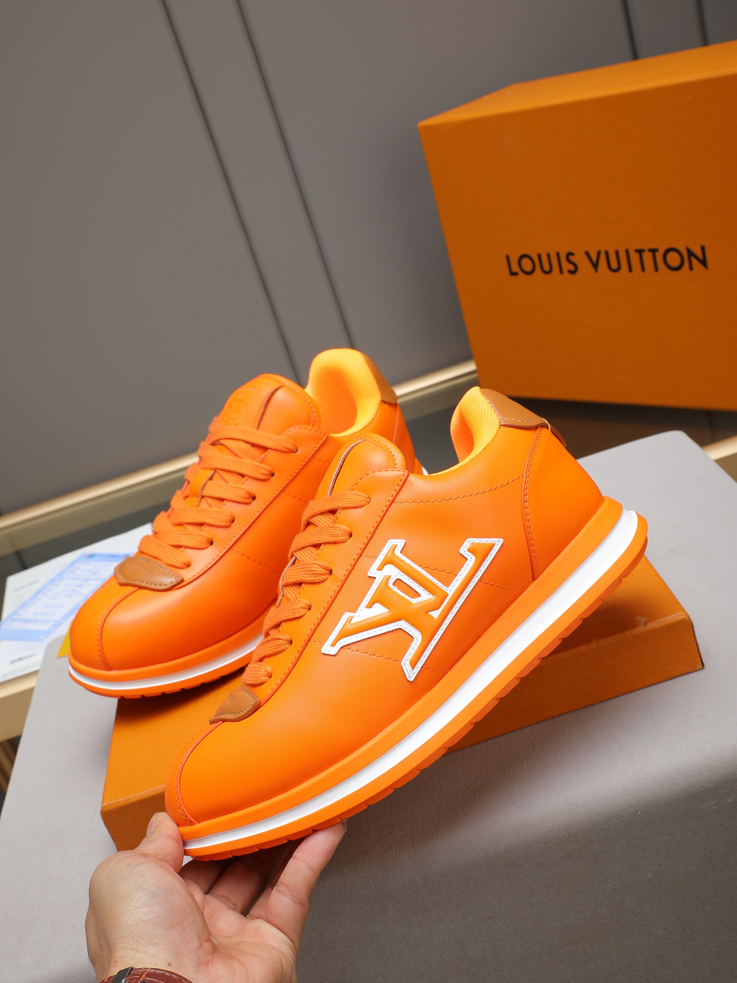 PP360 LV路易威登 L家驴牌Runner Tatic系列 厚底 休闲 运动鞋 跑鞋 原版购入开发 做货 本款 LV Runner Tatic 运动鞋融合网格面料和饰带等科技材质,演绎传统登山鞋的灵感启发.LV 字母抒写于一侧,快速系带系统的套索扣点缀 Monogram 花卉和路易威登标识,轻盈耐磨的橡胶外底完善整体 ▪️面料: 原版进口牛皮+网面 ▪️内里:原版定制透气网里 ▪️鞋底:原版开模防滑橡胶组合材质 ▪️ 男款38-44(45 46定做)