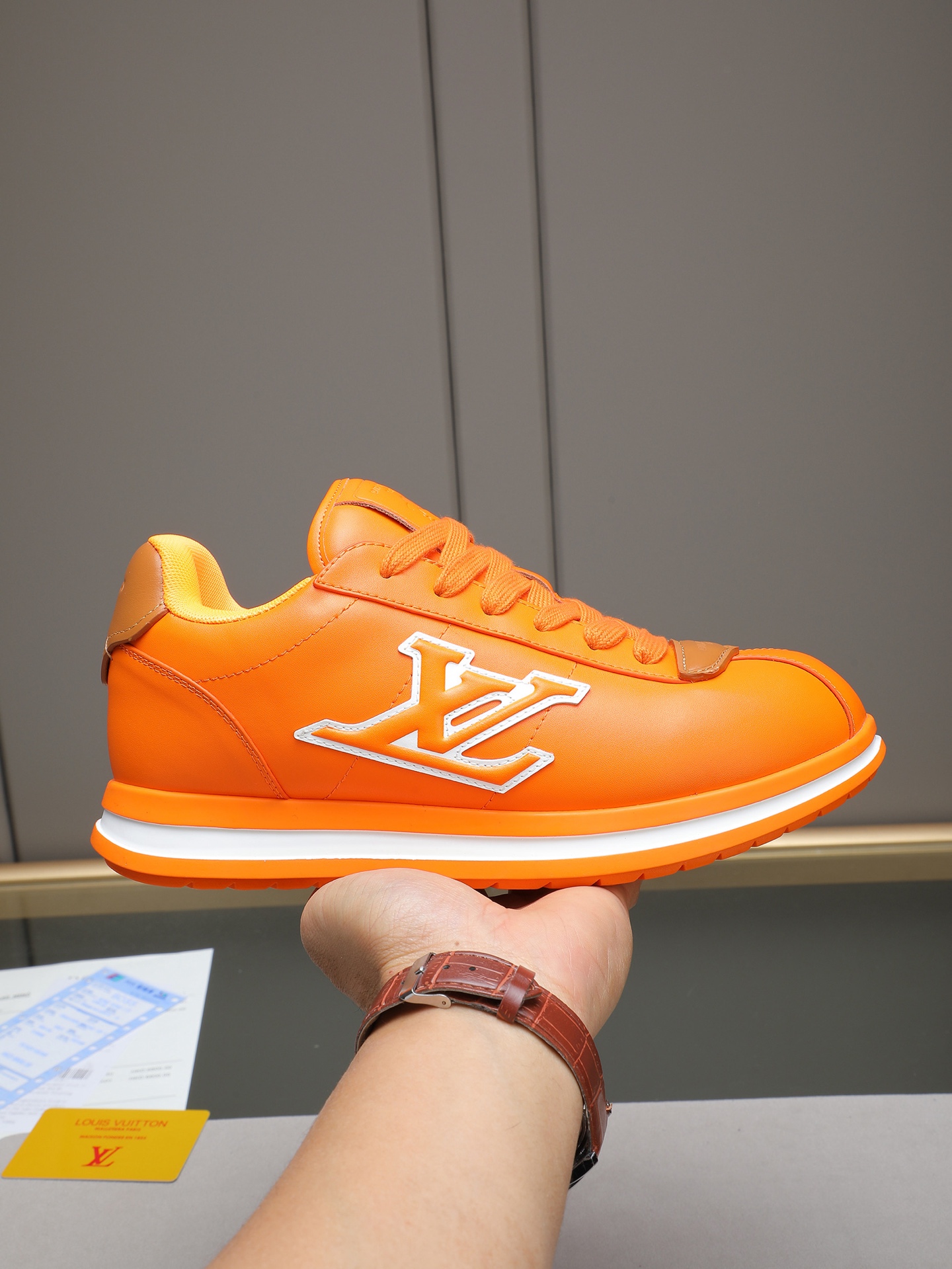 PP360 LV路易威登 L家驴牌Runner Tatic系列 厚底 休闲 运动鞋 跑鞋 原版购入开发 做货 本款 LV Runner Tatic 运动鞋融合网格面料和饰带等科技材质,演绎传统登山鞋的灵感启发.LV 字母抒写于一侧,快速系带系统的套索扣点缀 Monogram 花卉和路易威登标识,轻盈耐磨的橡胶外底完善整体 ▪️面料: 原版进口牛皮+网面 ▪️内里:原版定制透气网里 ▪️鞋底:原版开模防滑橡胶组合材质 ▪️ 男款38-44(45 46定做)