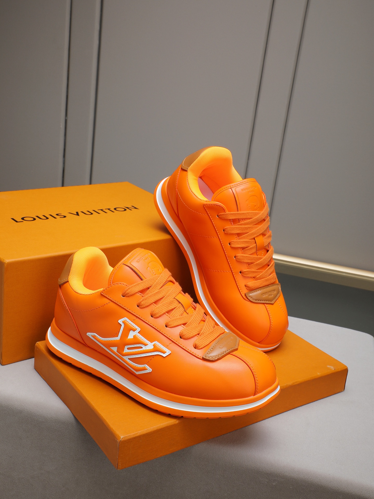 PP360 LV路易威登 L家驴牌Runner Tatic系列 厚底 休闲 运动鞋 跑鞋 原版购入开发 做货 本款 LV Runner Tatic 运动鞋融合网格面料和饰带等科技材质,演绎传统登山鞋的灵感启发.LV 字母抒写于一侧,快速系带系统的套索扣点缀 Monogram 花卉和路易威登标识,轻盈耐磨的橡胶外底完善整体 ▪️面料: 原版进口牛皮+网面 ▪️内里:原版定制透气网里 ▪️鞋底:原版开模防滑橡胶组合材质 ▪️ 男款38-44(45 46定做)