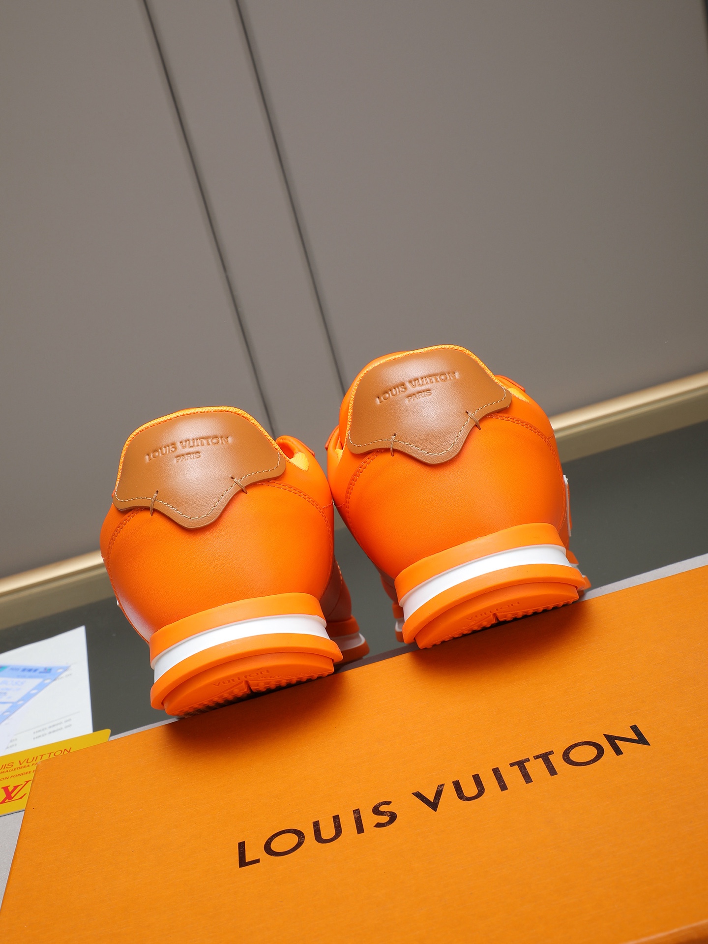 PP360 LV路易威登 L家驴牌Runner Tatic系列 厚底 休闲 运动鞋 跑鞋 原版购入开发 做货 本款 LV Runner Tatic 运动鞋融合网格面料和饰带等科技材质,演绎传统登山鞋的灵感启发.LV 字母抒写于一侧,快速系带系统的套索扣点缀 Monogram 花卉和路易威登标识,轻盈耐磨的橡胶外底完善整体 ▪️面料: 原版进口牛皮+网面 ▪️内里:原版定制透气网里 ▪️鞋底:原版开模防滑橡胶组合材质 ▪️ 男款38-44(45 46定做)