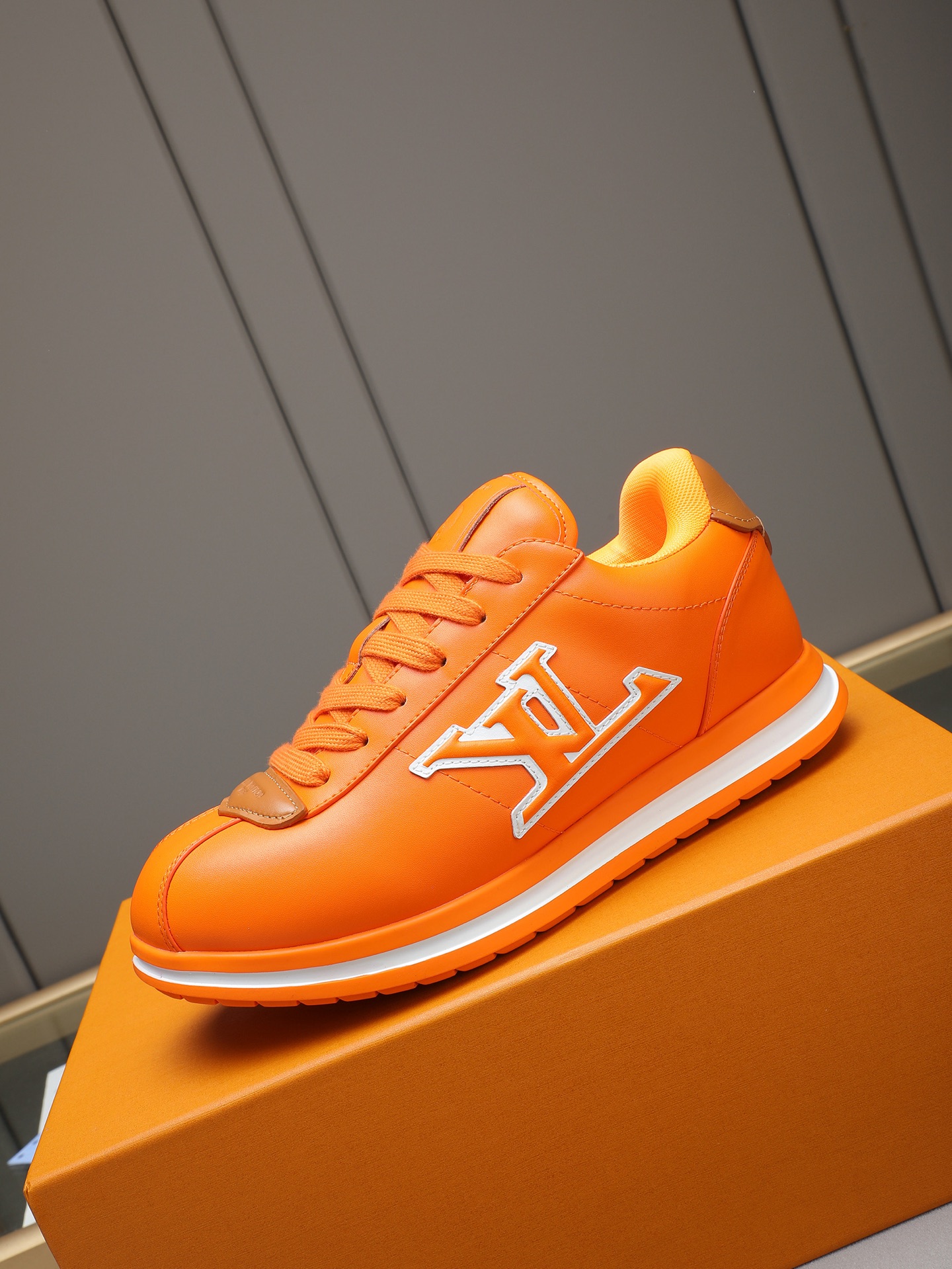 PP360 LV路易威登 L家驴牌Runner Tatic系列 厚底 休闲 运动鞋 跑鞋 原版购入开发 做货 本款 LV Runner Tatic 运动鞋融合网格面料和饰带等科技材质,演绎传统登山鞋的灵感启发.LV 字母抒写于一侧,快速系带系统的套索扣点缀 Monogram 花卉和路易威登标识,轻盈耐磨的橡胶外底完善整体 ▪️面料: 原版进口牛皮+网面 ▪️内里:原版定制透气网里 ▪️鞋底:原版开模防滑橡胶组合材质 ▪️ 男款38-44(45 46定做)