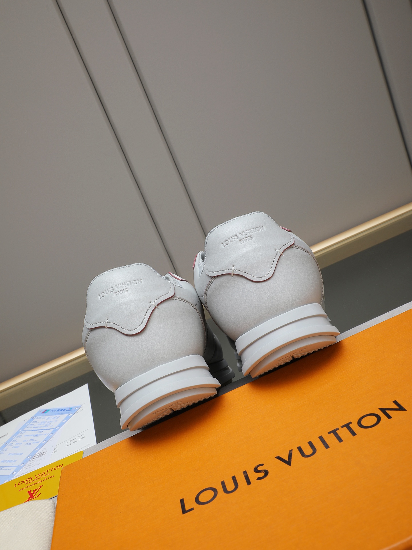 PP360 LV路易威登 L家驴牌Runner Tatic系列 厚底 休闲 运动鞋 跑鞋 原版购入开发 做货 本款 LV Runner Tatic 运动鞋融合网格面料和饰带等科技材质,演绎传统登山鞋的灵感启发.LV 字母抒写于一侧,快速系带系统的套索扣点缀 Monogram 花卉和路易威登标识,轻盈耐磨的橡胶外底完善整体 ▪️面料: 原版进口牛皮+网面 ▪️内里:原版定制透气网里 ▪️鞋底:原版开模防滑橡胶组合材质 ▪️ 男款38-44(45 46定做)