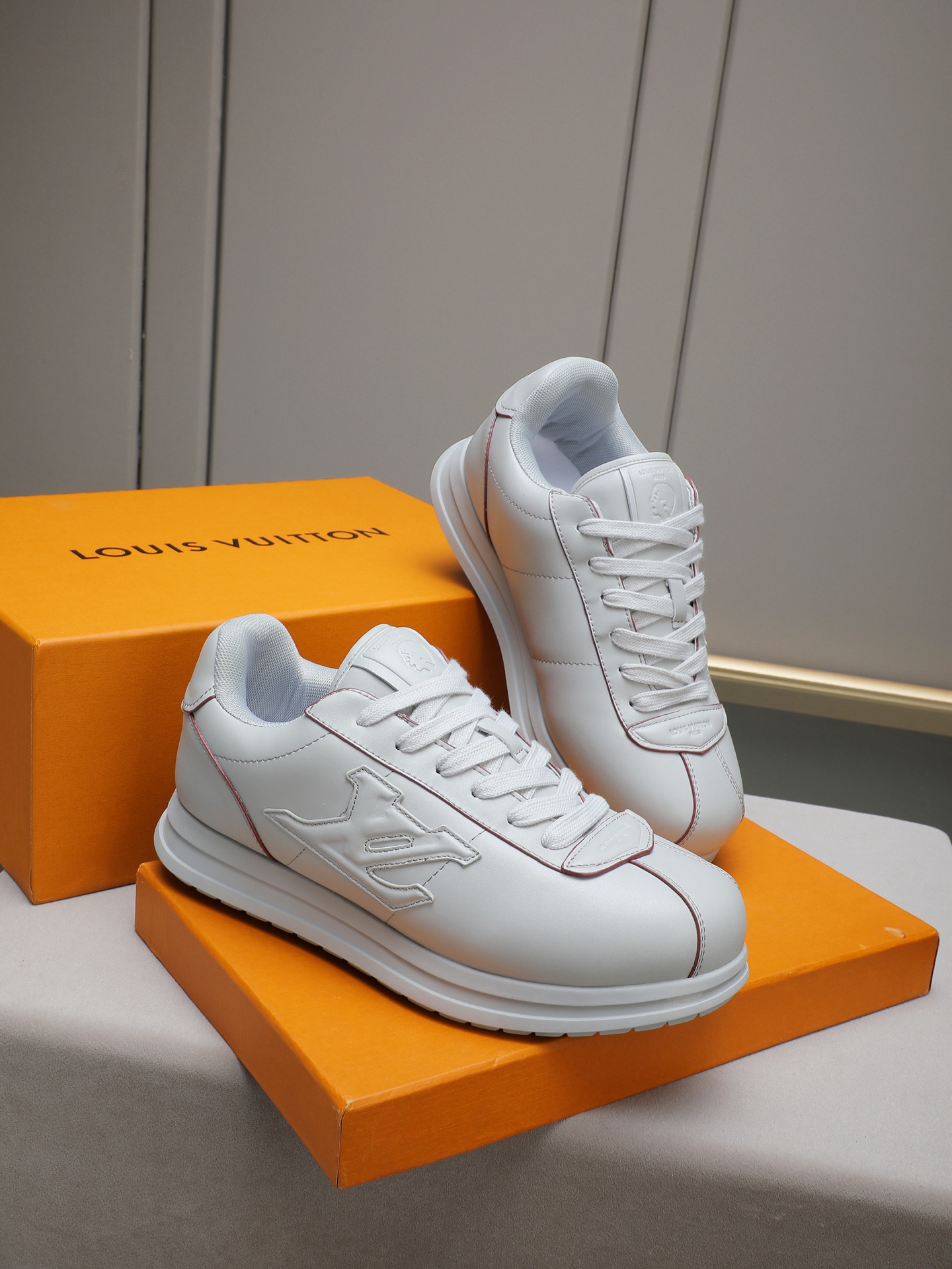 PP360 LV路易威登 L家驴牌Runner Tatic系列 厚底 休闲 运动鞋 跑鞋 原版购入开发 做货 本款 LV Runner Tatic 运动鞋融合网格面料和饰带等科技材质,演绎传统登山鞋的灵感启发.LV 字母抒写于一侧,快速系带系统的套索扣点缀 Monogram 花卉和路易威登标识,轻盈耐磨的橡胶外底完善整体 ▪️面料: 原版进口牛皮+网面 ▪️内里:原版定制透气网里 ▪️鞋底:原版开模防滑橡胶组合材质 ▪️ 男款38-44(45 46定做)