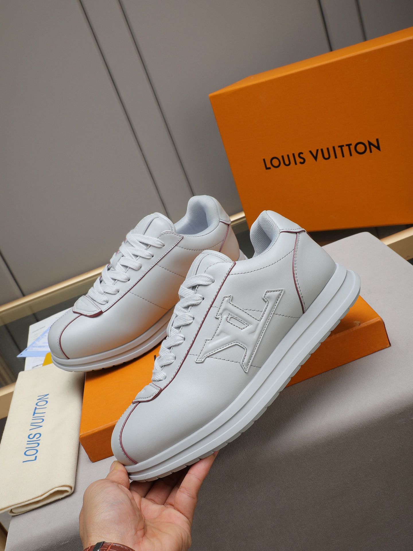 PP360 LV路易威登 L家驴牌Runner Tatic系列 厚底 休闲 运动鞋 跑鞋 原版购入开发 做货 本款 LV Runner Tatic 运动鞋融合网格面料和饰带等科技材质,演绎传统登山鞋的灵感启发.LV 字母抒写于一侧,快速系带系统的套索扣点缀 Monogram 花卉和路易威登标识,轻盈耐磨的橡胶外底完善整体 ▪️面料: 原版进口牛皮+网面 ▪️内里:原版定制透气网里 ▪️鞋底:原版开模防滑橡胶组合材质 ▪️ 男款38-44(45 46定做)