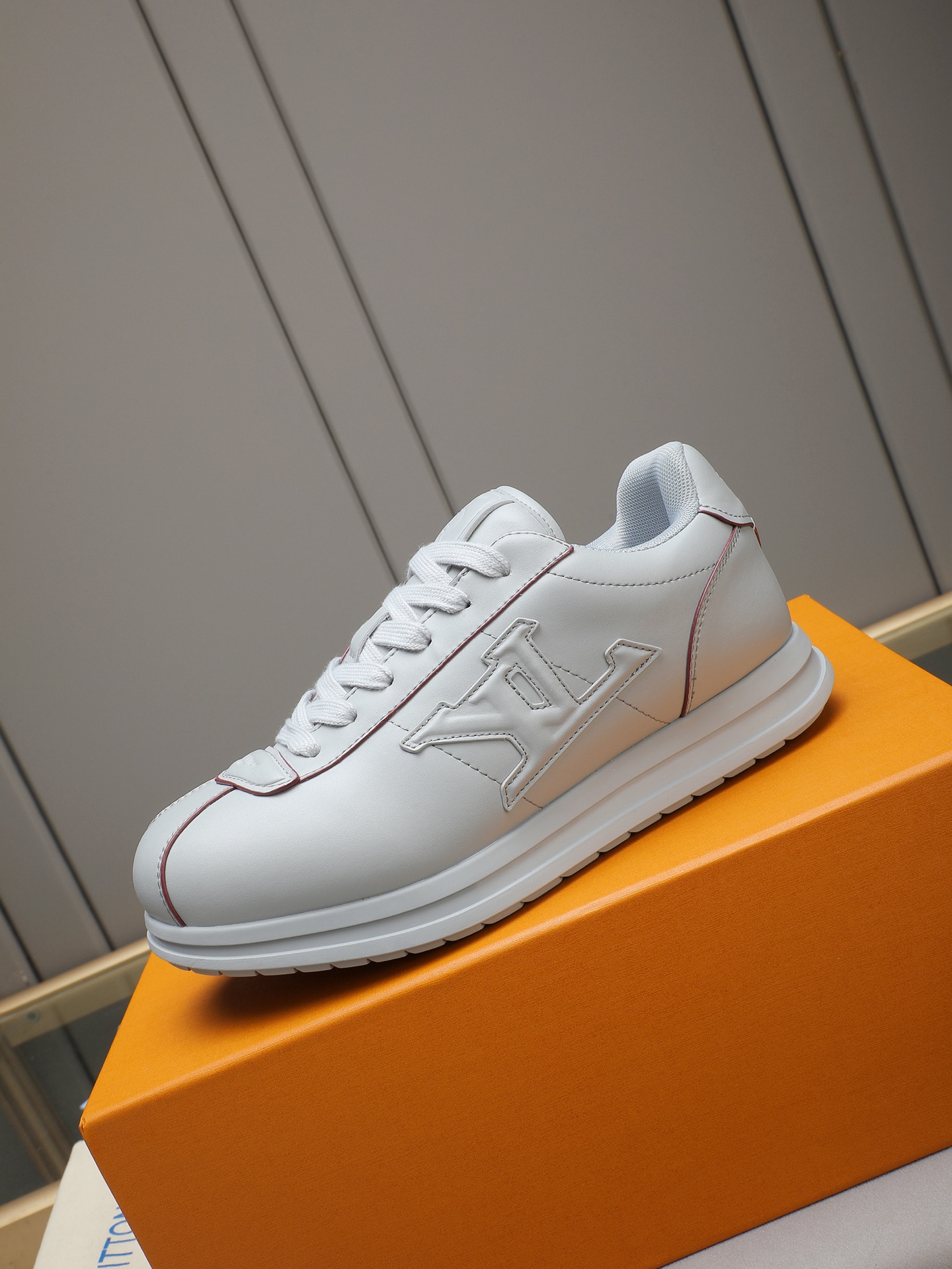 PP360 LV路易威登 L家驴牌Runner Tatic系列 厚底 休闲 运动鞋 跑鞋 原版购入开发 做货 本款 LV Runner Tatic 运动鞋融合网格面料和饰带等科技材质,演绎传统登山鞋的灵感启发.LV 字母抒写于一侧,快速系带系统的套索扣点缀 Monogram 花卉和路易威登标识,轻盈耐磨的橡胶外底完善整体 ▪️面料: 原版进口牛皮+网面 ▪️内里:原版定制透气网里 ▪️鞋底:原版开模防滑橡胶组合材质 ▪️ 男款38-44(45 46定做)