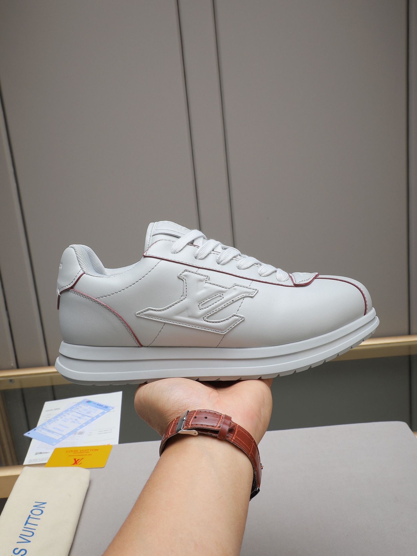 PP360 LV路易威登 L家驴牌Runner Tatic系列 厚底 休闲 运动鞋 跑鞋 原版购入开发 做货 本款 LV Runner Tatic 运动鞋融合网格面料和饰带等科技材质,演绎传统登山鞋的灵感启发.LV 字母抒写于一侧,快速系带系统的套索扣点缀 Monogram 花卉和路易威登标识,轻盈耐磨的橡胶外底完善整体 ▪️面料: 原版进口牛皮+网面 ▪️内里:原版定制透气网里 ▪️鞋底:原版开模防滑橡胶组合材质 ▪️ 男款38-44(45 46定做)