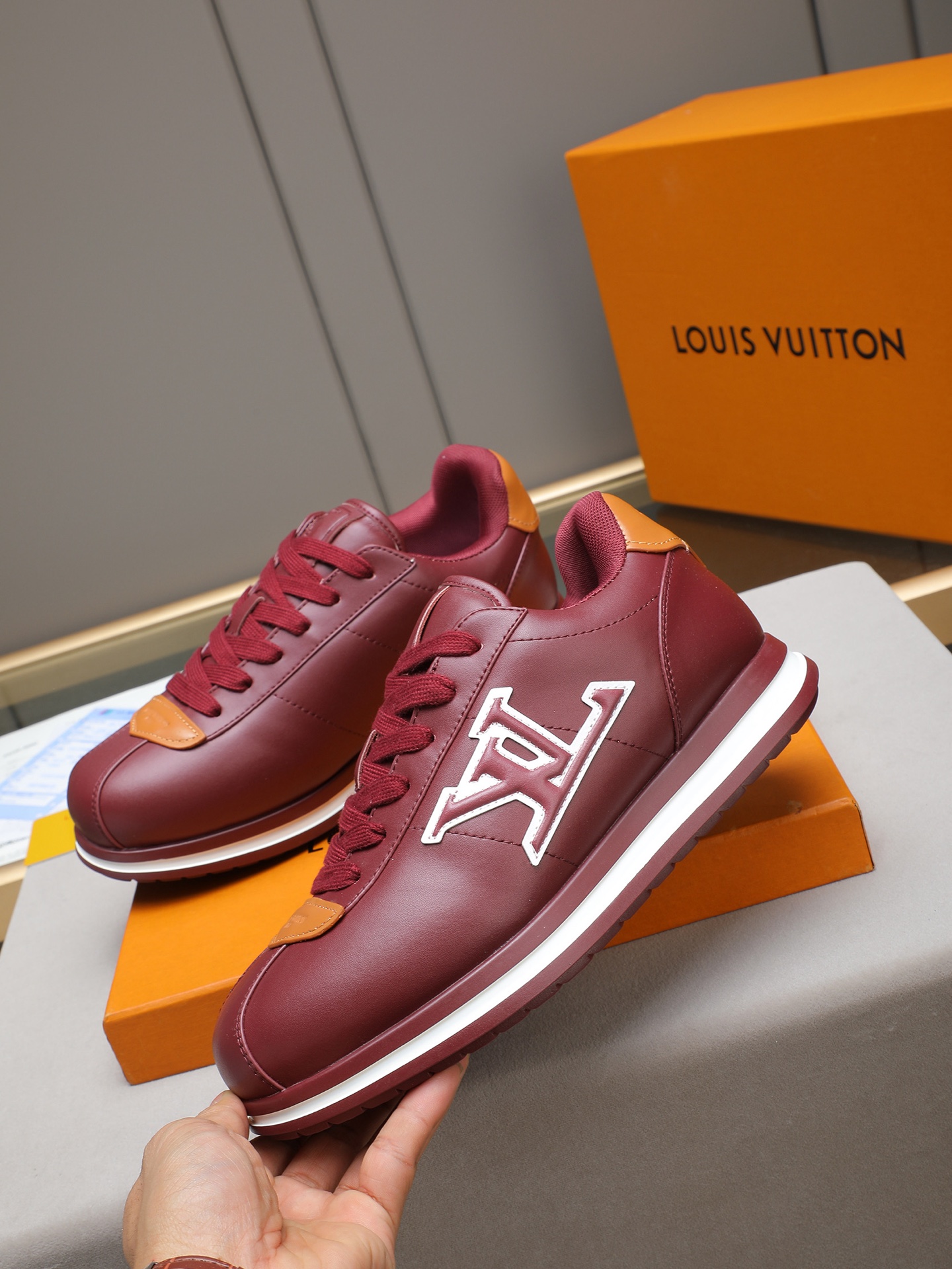 PP360 LV路易威登 L家驴牌Runner Tatic系列 厚底 休闲 运动鞋 跑鞋 原版购入开发 做货 本款 LV Runner Tatic 运动鞋融合网格面料和饰带等科技材质,演绎传统登山鞋的灵感启发.LV 字母抒写于一侧,快速系带系统的套索扣点缀 Monogram 花卉和路易威登标识,轻盈耐磨的橡胶外底完善整体 ▪️面料: 原版进口牛皮+网面 ▪️内里:原版定制透气网里 ▪️鞋底:原版开模防滑橡胶组合材质 ▪️ 男款38-44(45 46定做)