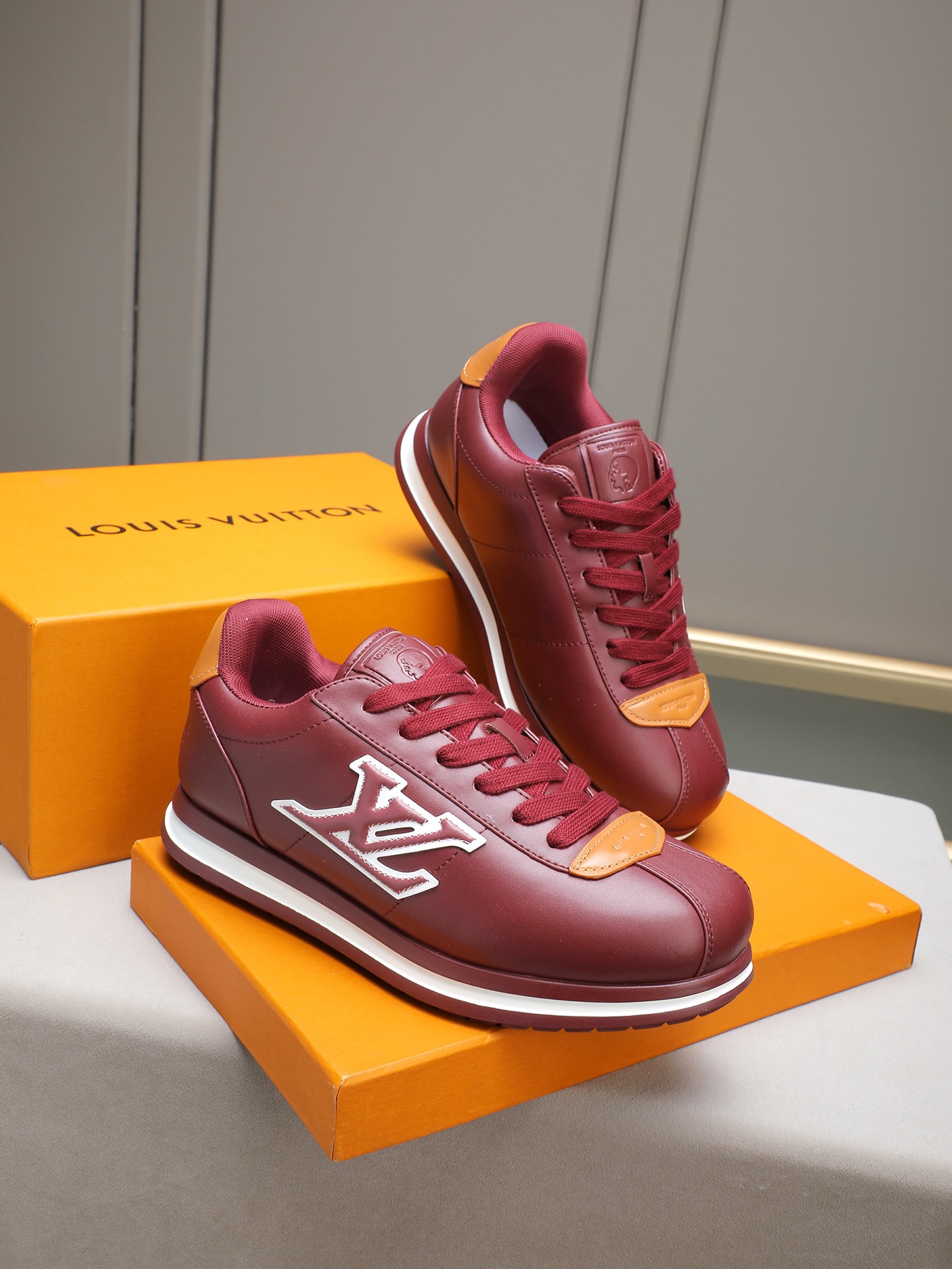 PP360 LV路易威登 L家驴牌Runner Tatic系列 厚底 休闲 运动鞋 跑鞋 原版购入开发 做货 本款 LV Runner Tatic 运动鞋融合网格面料和饰带等科技材质,演绎传统登山鞋的灵感启发.LV 字母抒写于一侧,快速系带系统的套索扣点缀 Monogram 花卉和路易威登标识,轻盈耐磨的橡胶外底完善整体 ▪️面料: 原版进口牛皮+网面 ▪️内里:原版定制透气网里 ▪️鞋底:原版开模防滑橡胶组合材质 ▪️ 男款38-44(45 46定做)