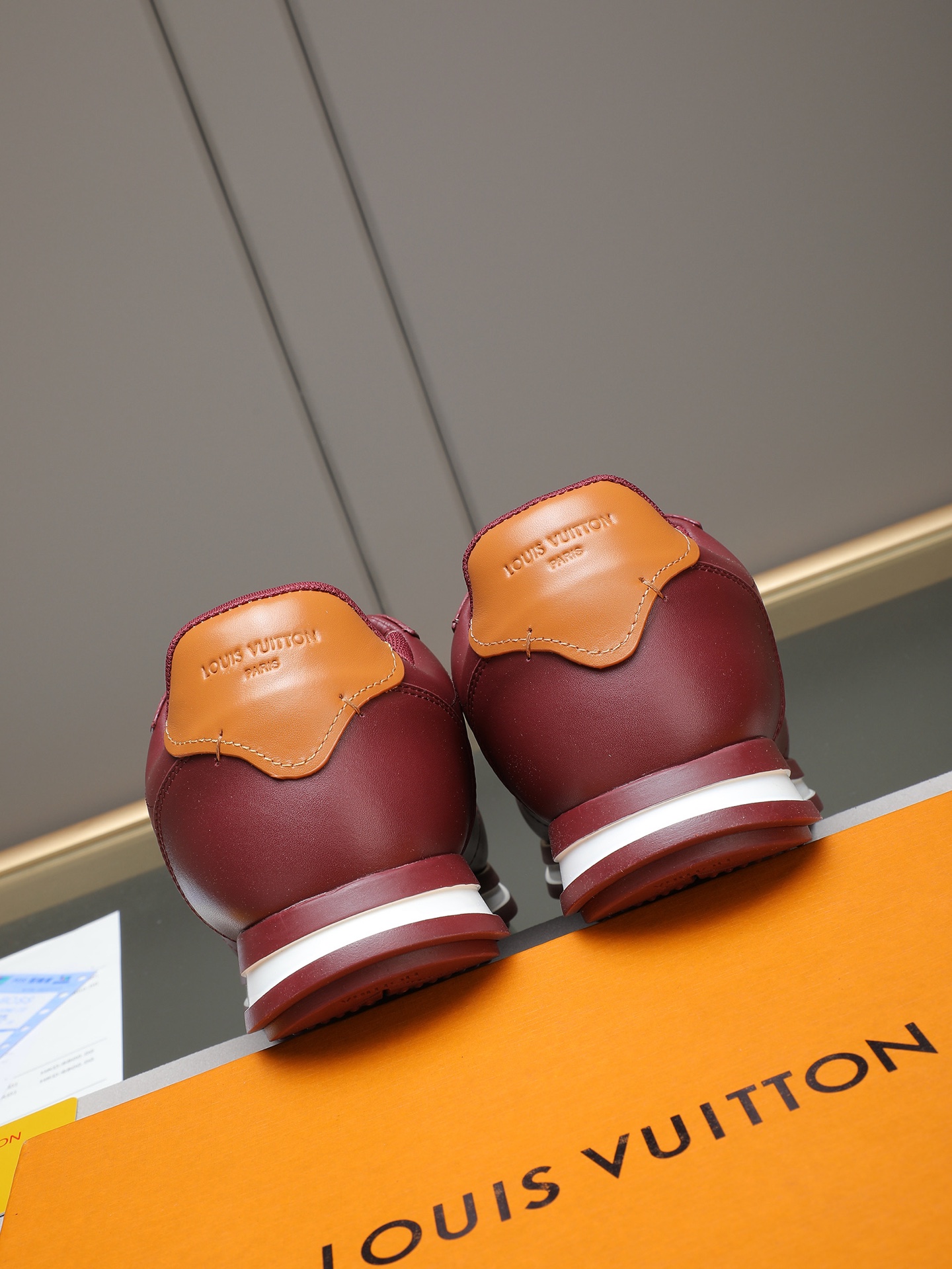 PP360 LV路易威登 L家驴牌Runner Tatic系列 厚底 休闲 运动鞋 跑鞋 原版购入开发 做货 本款 LV Runner Tatic 运动鞋融合网格面料和饰带等科技材质,演绎传统登山鞋的灵感启发.LV 字母抒写于一侧,快速系带系统的套索扣点缀 Monogram 花卉和路易威登标识,轻盈耐磨的橡胶外底完善整体 ▪️面料: 原版进口牛皮+网面 ▪️内里:原版定制透气网里 ▪️鞋底:原版开模防滑橡胶组合材质 ▪️ 男款38-44(45 46定做)