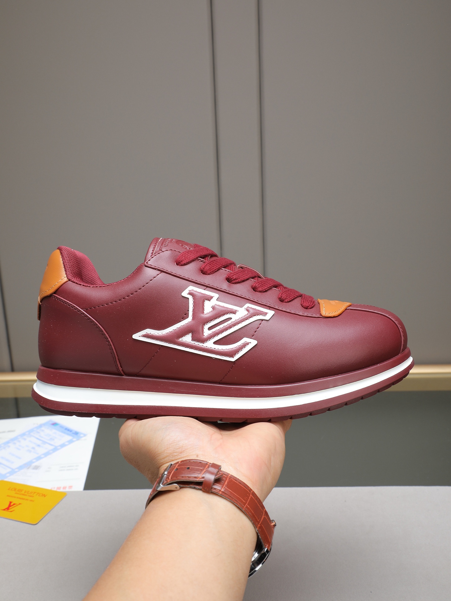 PP360 LV路易威登 L家驴牌Runner Tatic系列 厚底 休闲 运动鞋 跑鞋 原版购入开发 做货 本款 LV Runner Tatic 运动鞋融合网格面料和饰带等科技材质,演绎传统登山鞋的灵感启发.LV 字母抒写于一侧,快速系带系统的套索扣点缀 Monogram 花卉和路易威登标识,轻盈耐磨的橡胶外底完善整体 ▪️面料: 原版进口牛皮+网面 ▪️内里:原版定制透气网里 ▪️鞋底:原版开模防滑橡胶组合材质 ▪️ 男款38-44(45 46定做)