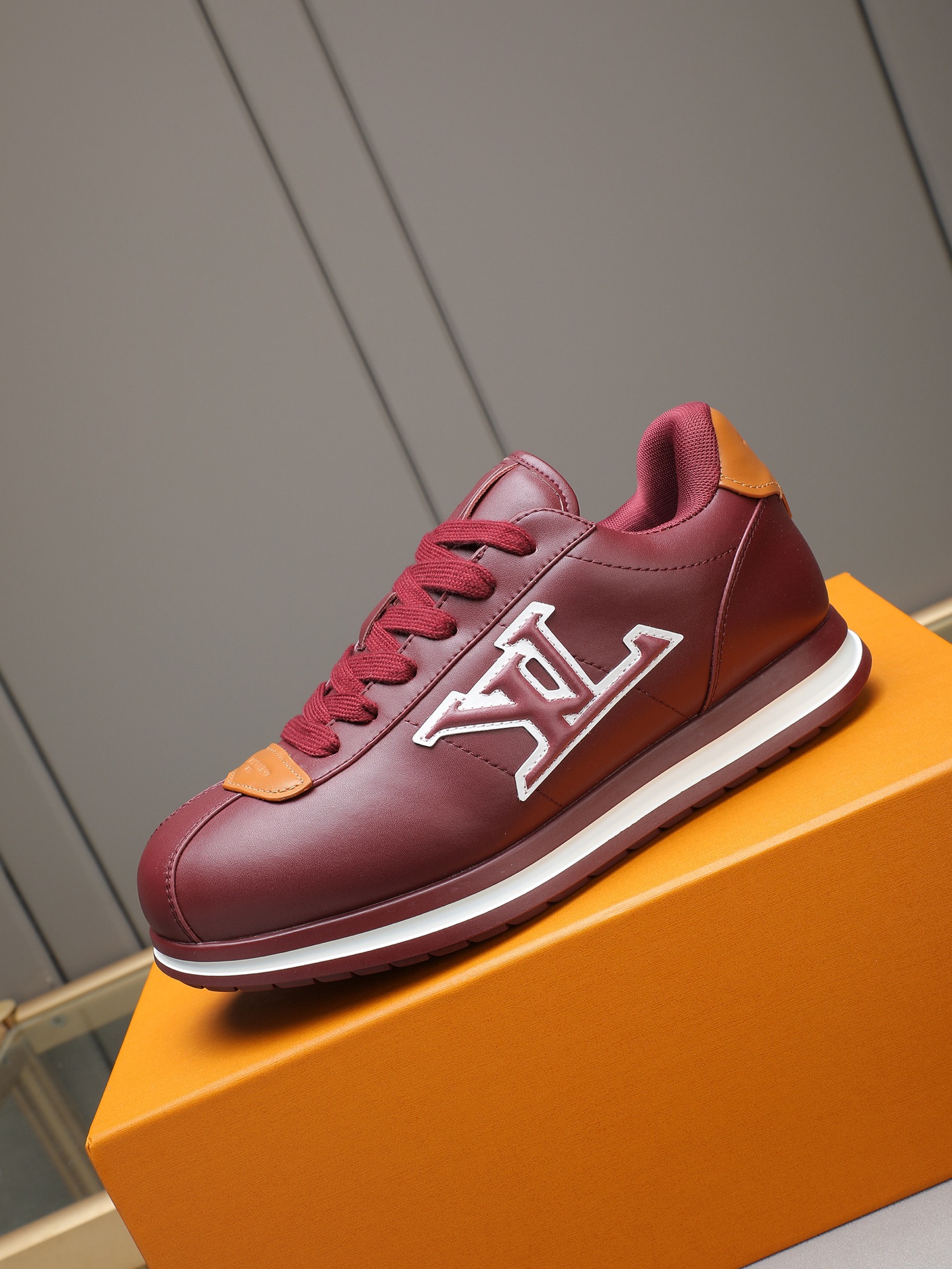 PP360 LV路易威登 L家驴牌Runner Tatic系列 厚底 休闲 运动鞋 跑鞋 原版购入开发 做货 本款 LV Runner Tatic 运动鞋融合网格面料和饰带等科技材质,演绎传统登山鞋的灵感启发.LV 字母抒写于一侧,快速系带系统的套索扣点缀 Monogram 花卉和路易威登标识,轻盈耐磨的橡胶外底完善整体 ▪️面料: 原版进口牛皮+网面 ▪️内里:原版定制透气网里 ▪️鞋底:原版开模防滑橡胶组合材质 ▪️ 男款38-44(45 46定做)