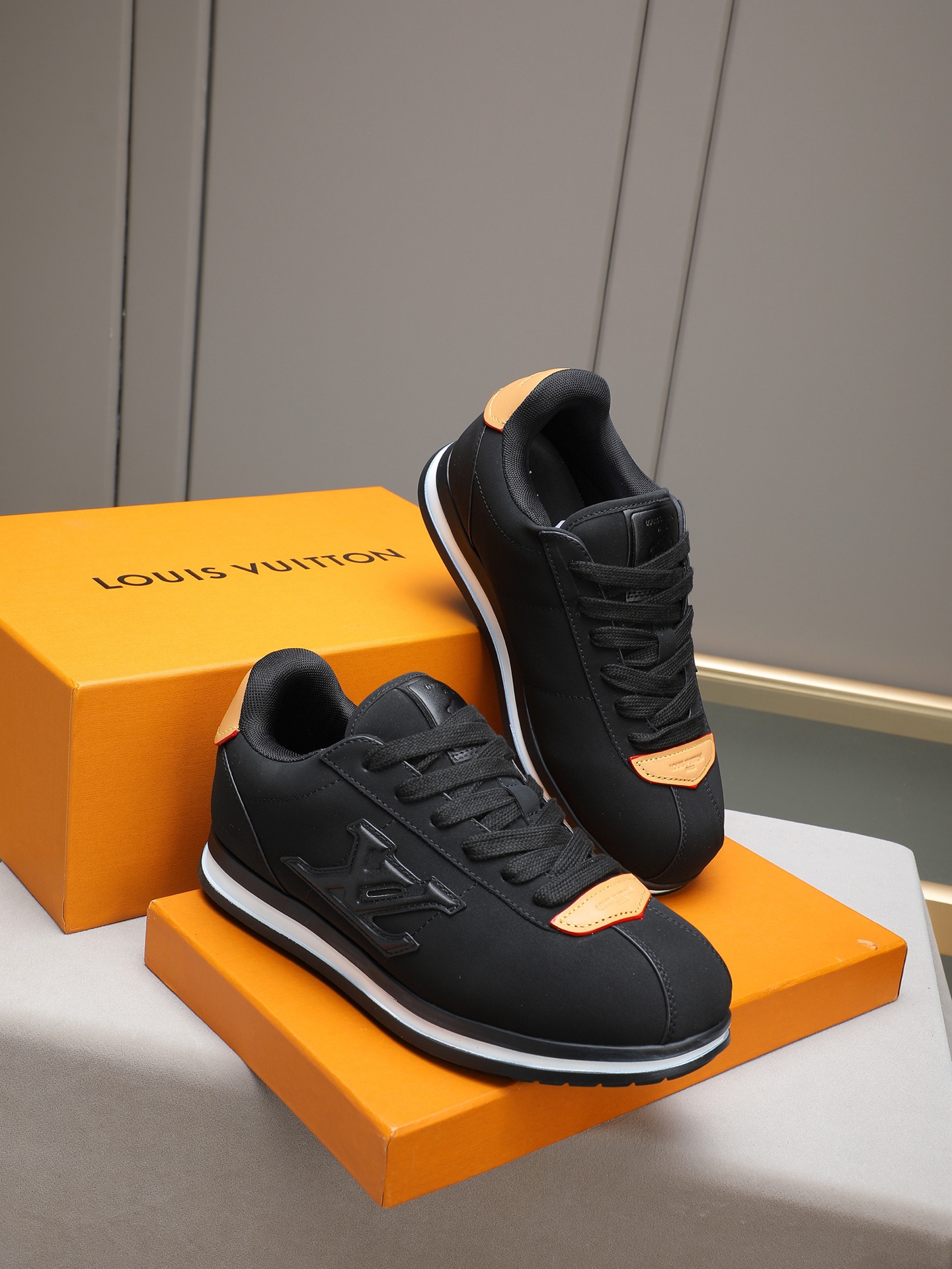 PP360 LV路易威登 L家驴牌Runner Tatic系列 厚底 休闲 运动鞋 跑鞋 原版购入开发 做货 本款 LV Runner Tatic 运动鞋融合网格面料和饰带等科技材质,演绎传统登山鞋的灵感启发.LV 字母抒写于一侧,快速系带系统的套索扣点缀 Monogram 花卉和路易威登标识,轻盈耐磨的橡胶外底完善整体 ▪️面料: 原版进口牛皮+网面 ▪️内里:原版定制透气网里 ▪️鞋底:原版开模防滑橡胶组合材质 ▪️ 男款38-44(45 46定做)