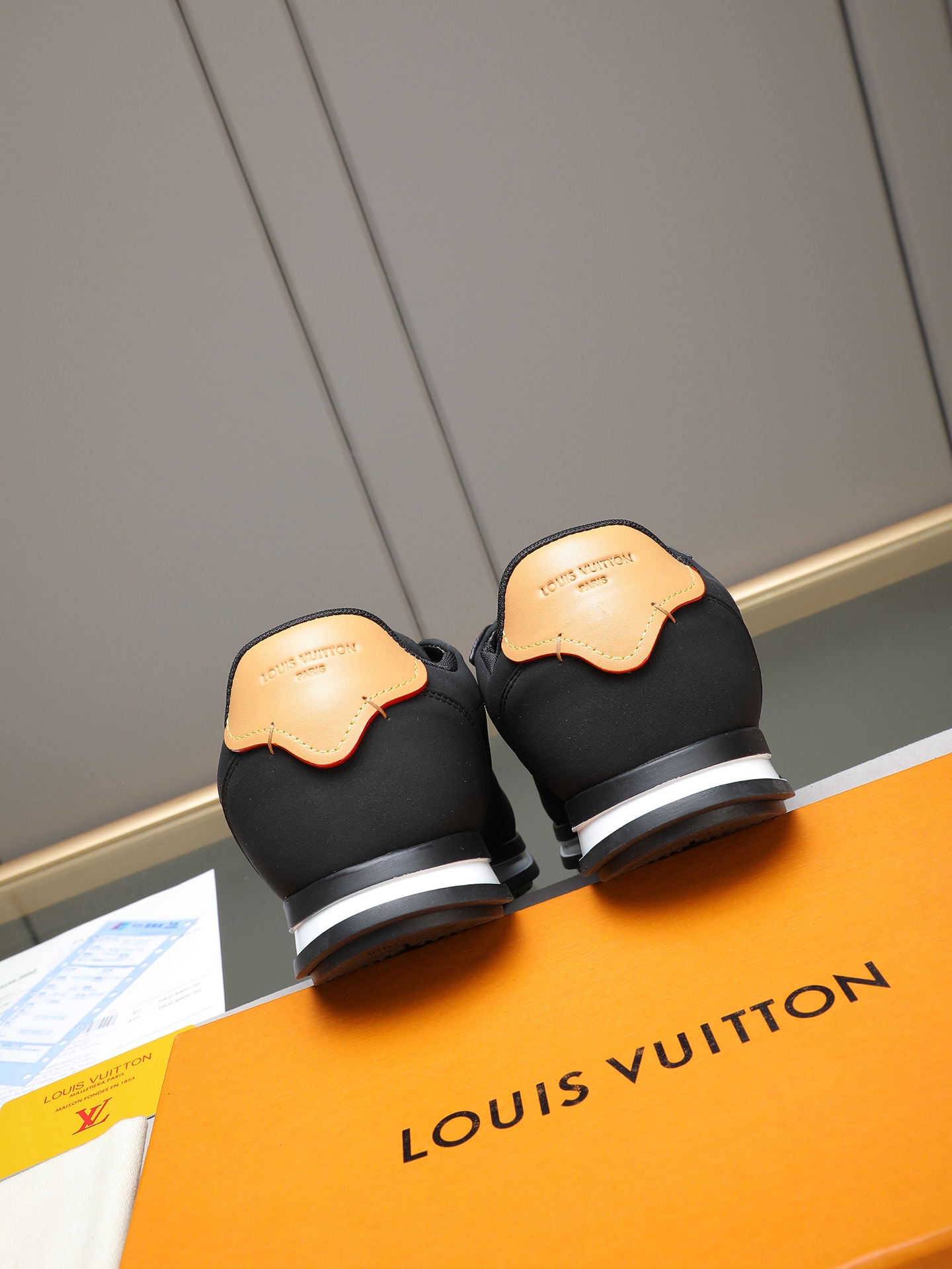 PP360 LV路易威登 L家驴牌Runner Tatic系列 厚底 休闲 运动鞋 跑鞋 原版购入开发 做货 本款 LV Runner Tatic 运动鞋融合网格面料和饰带等科技材质,演绎传统登山鞋的灵感启发.LV 字母抒写于一侧,快速系带系统的套索扣点缀 Monogram 花卉和路易威登标识,轻盈耐磨的橡胶外底完善整体 ▪️面料: 原版进口牛皮+网面 ▪️内里:原版定制透气网里 ▪️鞋底:原版开模防滑橡胶组合材质 ▪️ 男款38-44(45 46定做)