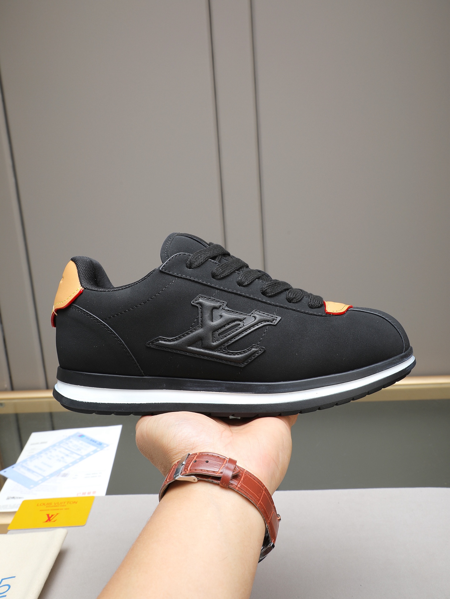 PP360 LV路易威登 L家驴牌Runner Tatic系列 厚底 休闲 运动鞋 跑鞋 原版购入开发 做货 本款 LV Runner Tatic 运动鞋融合网格面料和饰带等科技材质,演绎传统登山鞋的灵感启发.LV 字母抒写于一侧,快速系带系统的套索扣点缀 Monogram 花卉和路易威登标识,轻盈耐磨的橡胶外底完善整体 ▪️面料: 原版进口牛皮+网面 ▪️内里:原版定制透气网里 ▪️鞋底:原版开模防滑橡胶组合材质 ▪️ 男款38-44(45 46定做)