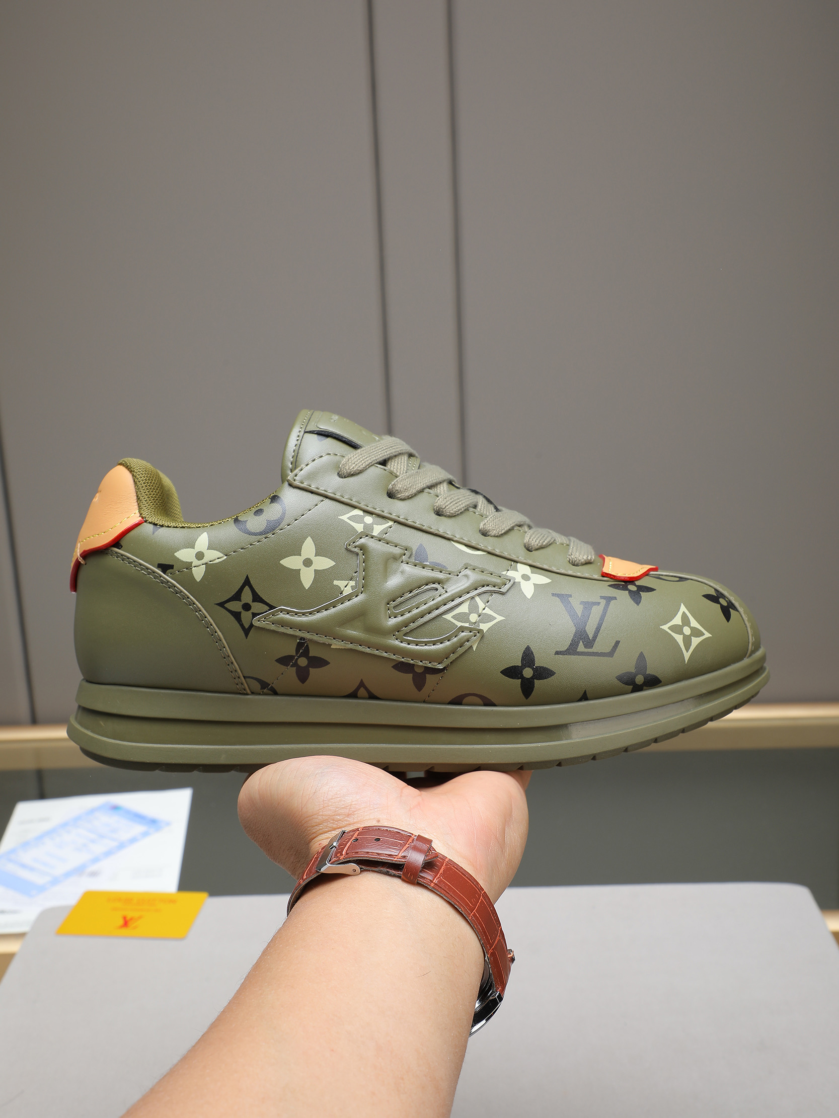 PP360 LV路易威登 L家驴牌Runner Tatic系列 厚底 休闲 运动鞋 跑鞋 原版购入开发 做货 本款 LV Runner Tatic 运动鞋融合网格面料和饰带等科技材质,演绎传统登山鞋的灵感启发.LV 字母抒写于一侧,快速系带系统的套索扣点缀 Monogram 花卉和路易威登标识,轻盈耐磨的橡胶外底完善整体 ▪️面料: 原版进口牛皮+网面 ▪️内里:原版定制透气网里 ▪️鞋底:原版开模防滑橡胶组合材质 ▪️ 男款38-44(45 46定做)