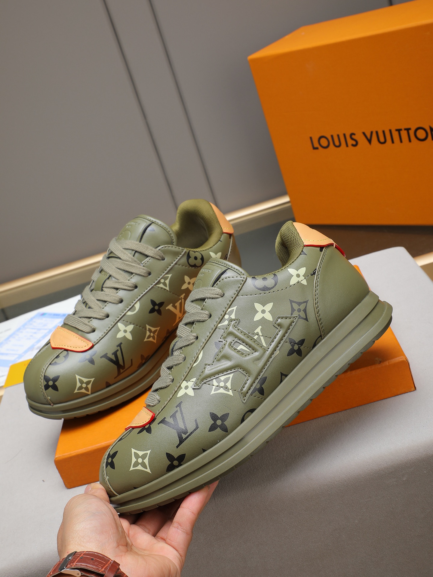 PP360 LV路易威登 L家驴牌Runner Tatic系列 厚底 休闲 运动鞋 跑鞋 原版购入开发 做货 本款 LV Runner Tatic 运动鞋融合网格面料和饰带等科技材质,演绎传统登山鞋的灵感启发.LV 字母抒写于一侧,快速系带系统的套索扣点缀 Monogram 花卉和路易威登标识,轻盈耐磨的橡胶外底完善整体 ▪️面料: 原版进口牛皮+网面 ▪️内里:原版定制透气网里 ▪️鞋底:原版开模防滑橡胶组合材质 ▪️ 男款38-44(45 46定做)