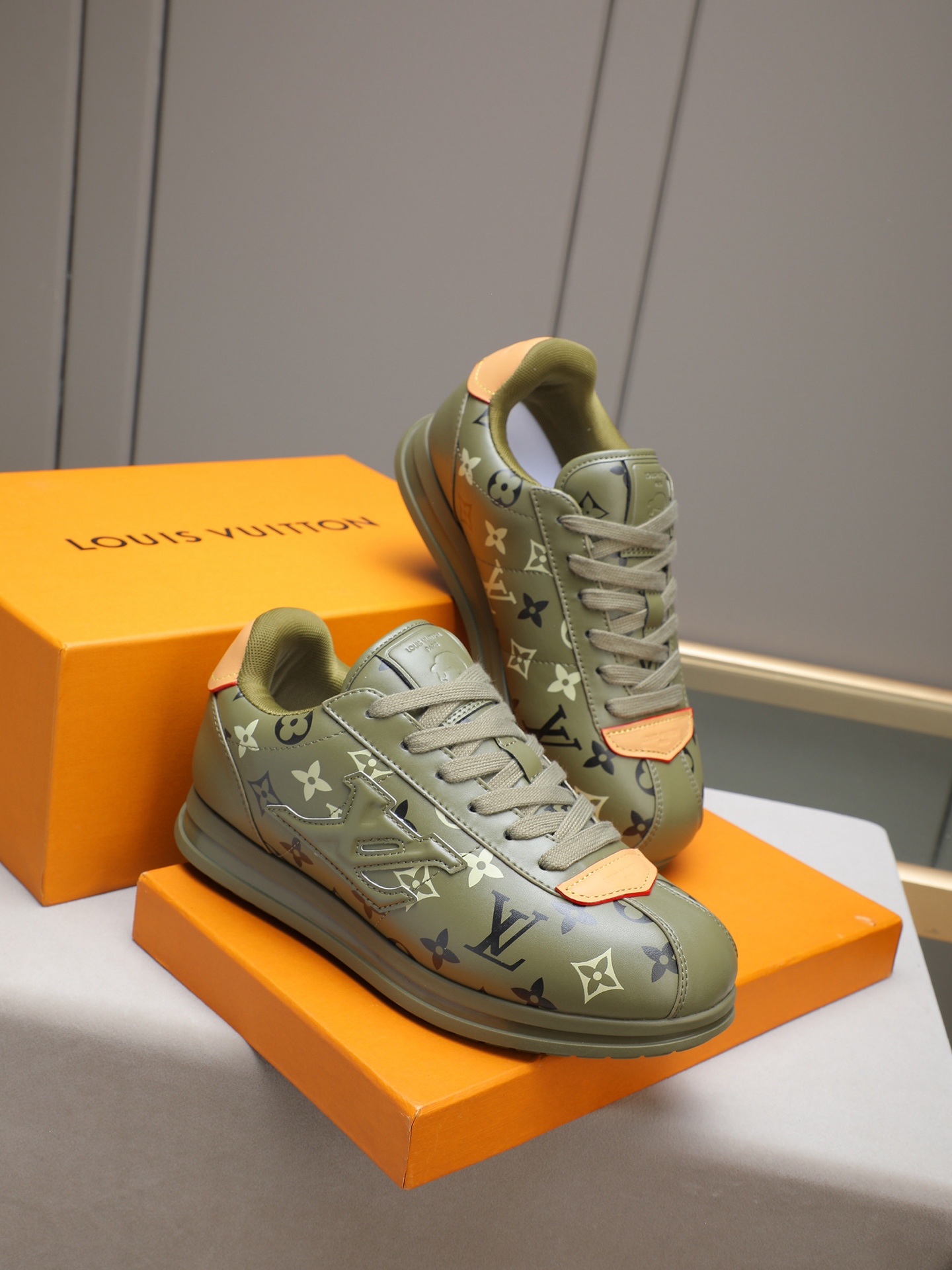 PP360 LV路易威登 L家驴牌Runner Tatic系列 厚底 休闲 运动鞋 跑鞋 原版购入开发 做货 本款 LV Runner Tatic 运动鞋融合网格面料和饰带等科技材质,演绎传统登山鞋的灵感启发.LV 字母抒写于一侧,快速系带系统的套索扣点缀 Monogram 花卉和路易威登标识,轻盈耐磨的橡胶外底完善整体 ▪️面料: 原版进口牛皮+网面 ▪️内里:原版定制透气网里 ▪️鞋底:原版开模防滑橡胶组合材质 ▪️ 男款38-44(45 46定做)