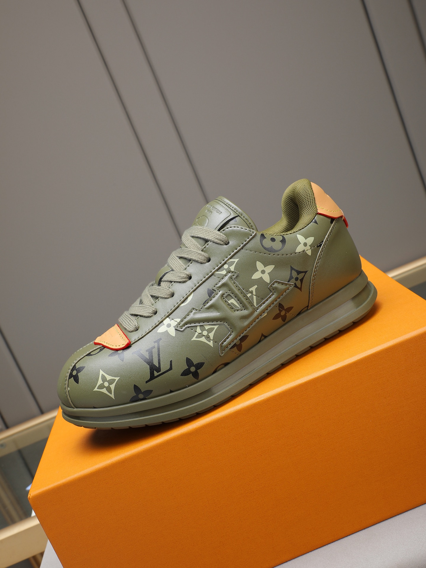 PP360 LV路易威登 L家驴牌Runner Tatic系列 厚底 休闲 运动鞋 跑鞋 原版购入开发 做货 本款 LV Runner Tatic 运动鞋融合网格面料和饰带等科技材质,演绎传统登山鞋的灵感启发.LV 字母抒写于一侧,快速系带系统的套索扣点缀 Monogram 花卉和路易威登标识,轻盈耐磨的橡胶外底完善整体 ▪️面料: 原版进口牛皮+网面 ▪️内里:原版定制透气网里 ▪️鞋底:原版开模防滑橡胶组合材质 ▪️ 男款38-44(45 46定做)