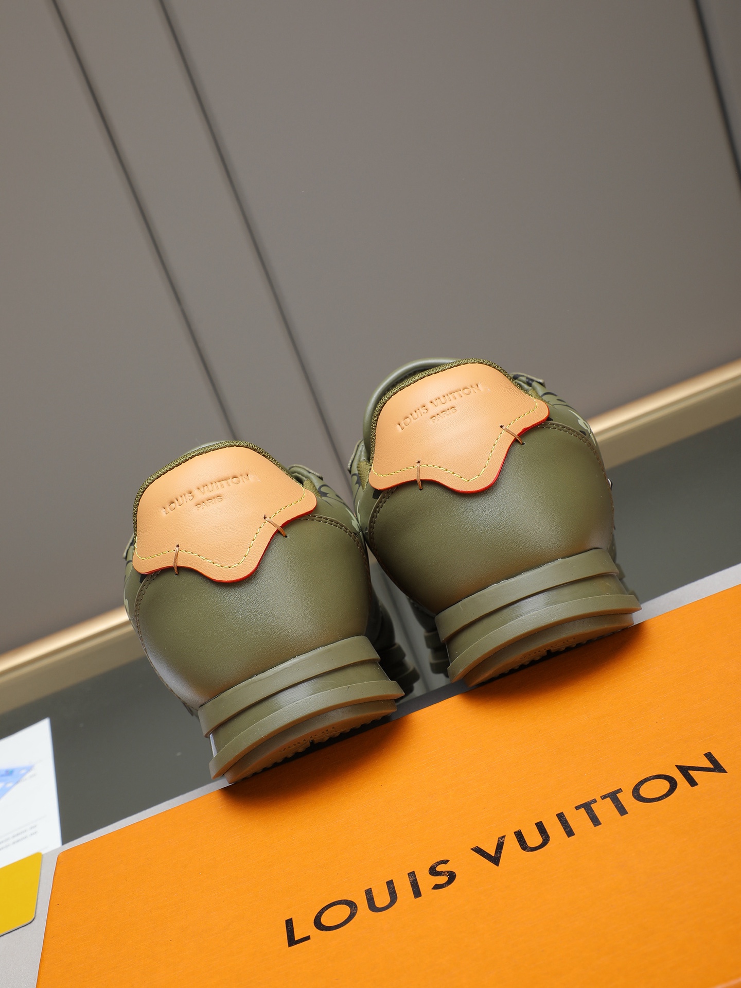 PP360 LV路易威登 L家驴牌Runner Tatic系列 厚底 休闲 运动鞋 跑鞋 原版购入开发 做货 本款 LV Runner Tatic 运动鞋融合网格面料和饰带等科技材质,演绎传统登山鞋的灵感启发.LV 字母抒写于一侧,快速系带系统的套索扣点缀 Monogram 花卉和路易威登标识,轻盈耐磨的橡胶外底完善整体 ▪️面料: 原版进口牛皮+网面 ▪️内里:原版定制透气网里 ▪️鞋底:原版开模防滑橡胶组合材质 ▪️ 男款38-44(45 46定做)