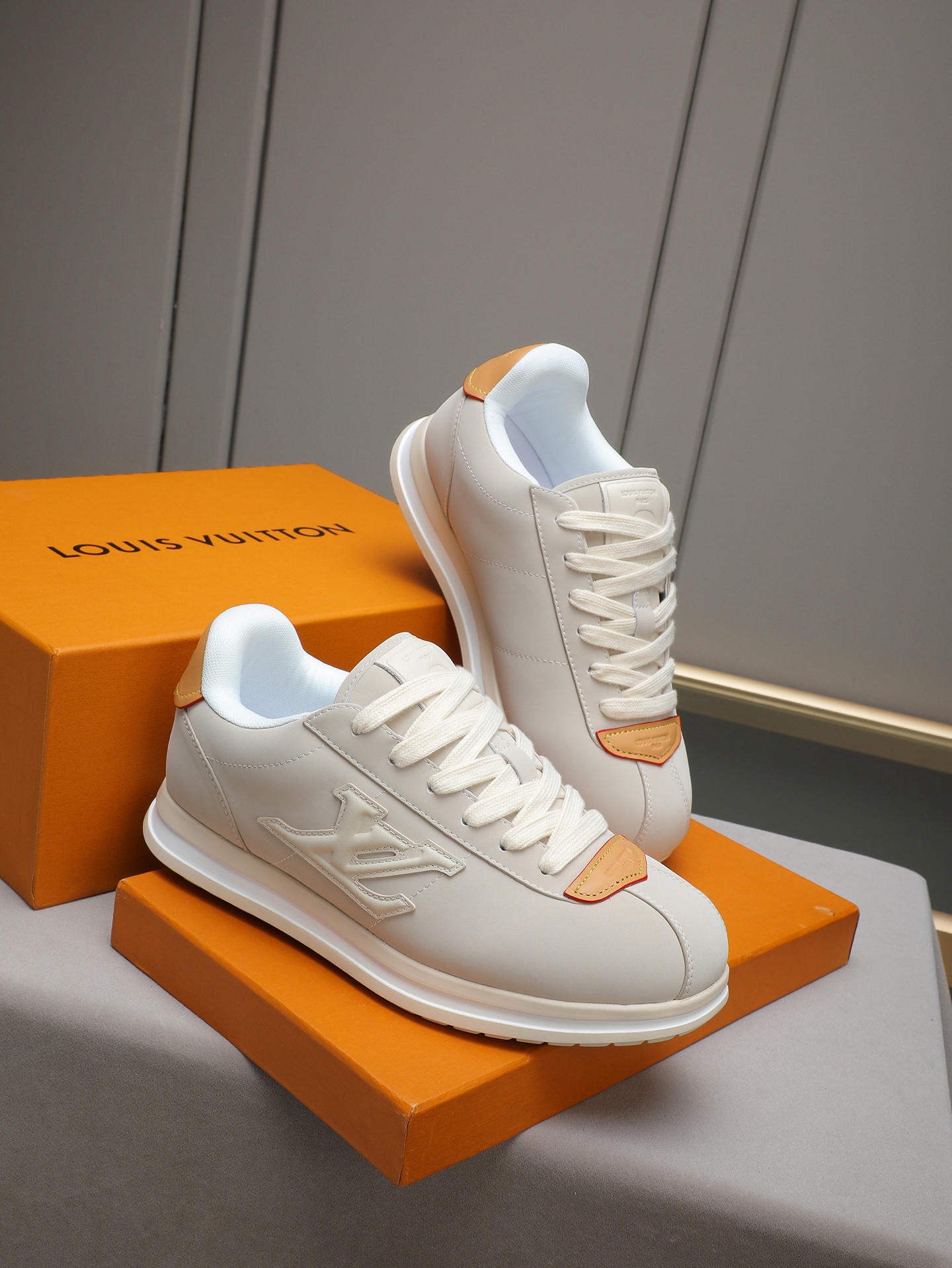 PP360 LV路易威登 L家驴牌Runner Tatic系列 厚底 休闲 运动鞋 跑鞋 原版购入开发 做货 本款 LV Runner Tatic 运动鞋融合网格面料和饰带等科技材质,演绎传统登山鞋的灵感启发.LV 字母抒写于一侧,快速系带系统的套索扣点缀 Monogram 花卉和路易威登标识,轻盈耐磨的橡胶外底完善整体 ▪️面料: 原版进口牛皮+网面 ▪️内里:原版定制透气网里 ▪️鞋底:原版开模防滑橡胶组合材质 ▪️ 男款38-44(45 46定做)