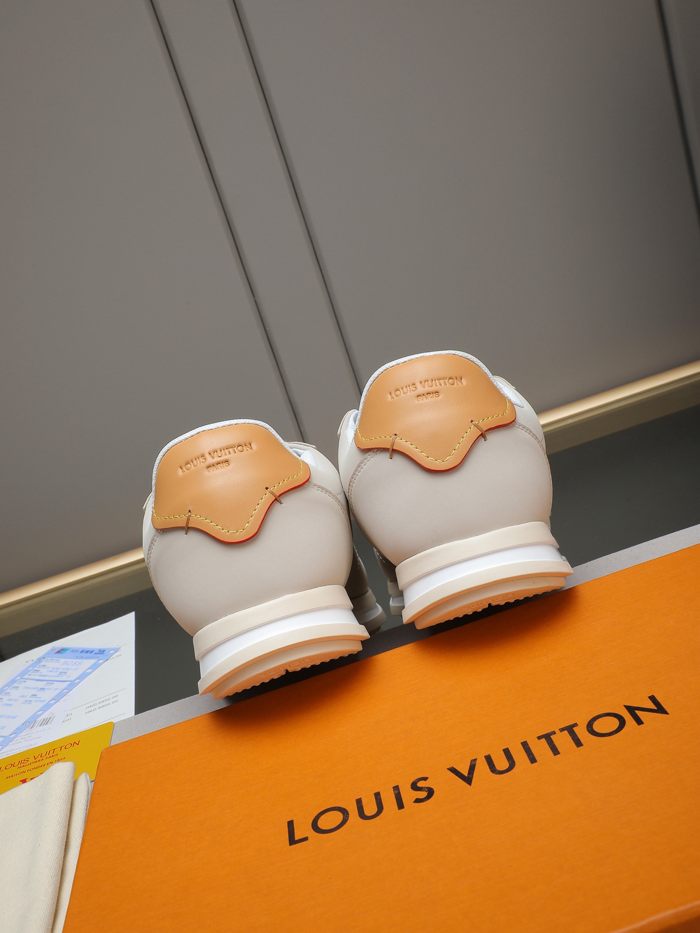 PP360 LV路易威登 L家驴牌Runner Tatic系列 厚底 休闲 运动鞋 跑鞋 原版购入开发 做货 本款 LV Runner Tatic 运动鞋融合网格面料和饰带等科技材质,演绎传统登山鞋的灵感启发.LV 字母抒写于一侧,快速系带系统的套索扣点缀 Monogram 花卉和路易威登标识,轻盈耐磨的橡胶外底完善整体 ▪️面料: 原版进口牛皮+网面 ▪️内里:原版定制透气网里 ▪️鞋底:原版开模防滑橡胶组合材质 ▪️ 男款38-44(45 46定做)