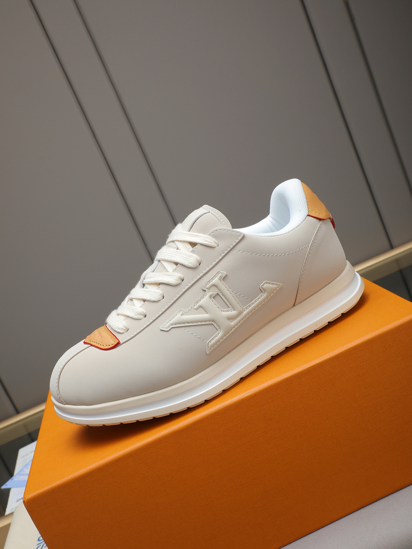 PP360 LV路易威登 L家驴牌Runner Tatic系列 厚底 休闲 运动鞋 跑鞋 原版购入开发 做货 本款 LV Runner Tatic 运动鞋融合网格面料和饰带等科技材质,演绎传统登山鞋的灵感启发.LV 字母抒写于一侧,快速系带系统的套索扣点缀 Monogram 花卉和路易威登标识,轻盈耐磨的橡胶外底完善整体 ▪️面料: 原版进口牛皮+网面 ▪️内里:原版定制透气网里 ▪️鞋底:原版开模防滑橡胶组合材质 ▪️ 男款38-44(45 46定做)