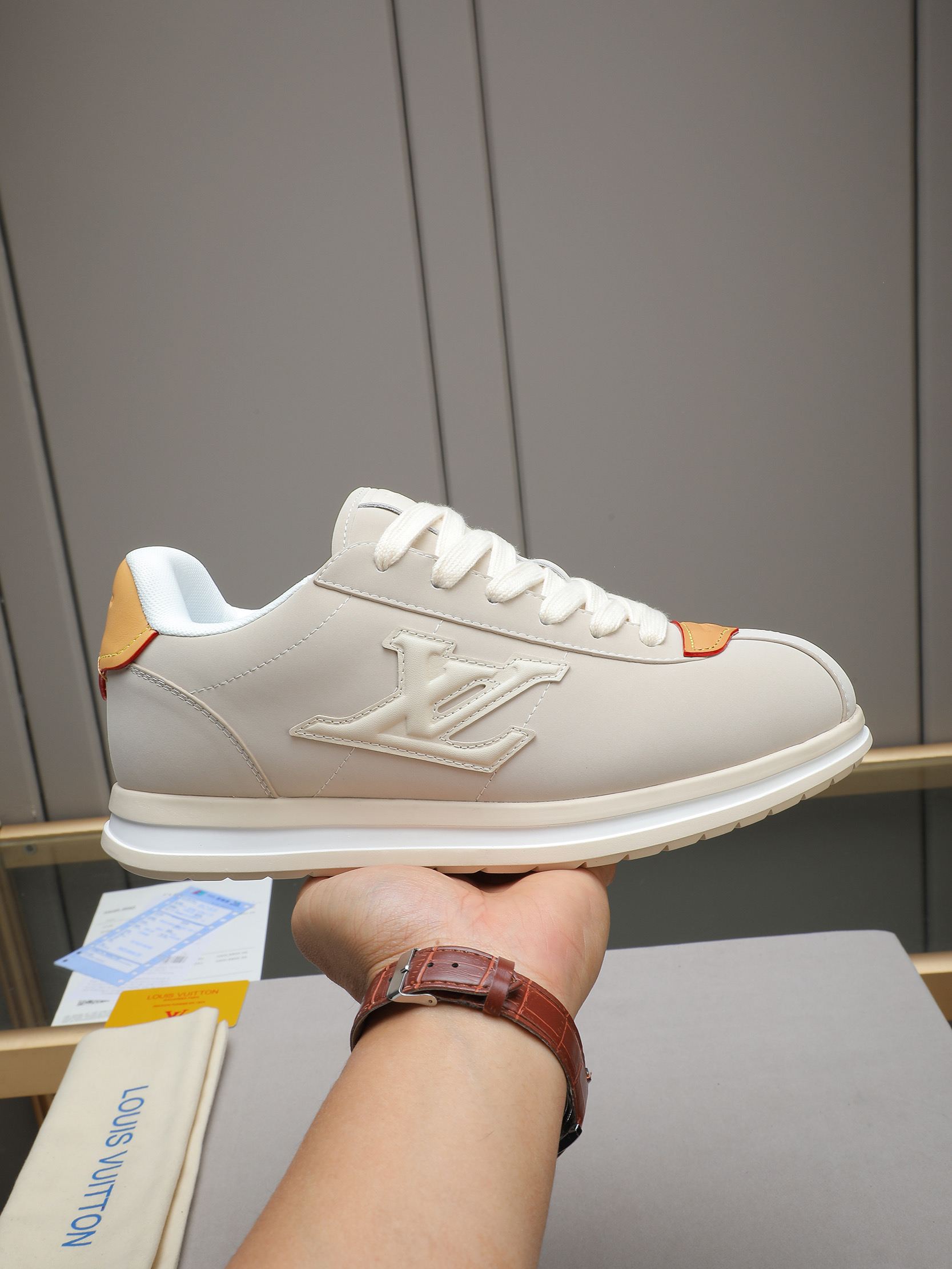 PP360 LV路易威登 L家驴牌Runner Tatic系列 厚底 休闲 运动鞋 跑鞋 原版购入开发 做货 本款 LV Runner Tatic 运动鞋融合网格面料和饰带等科技材质,演绎传统登山鞋的灵感启发.LV 字母抒写于一侧,快速系带系统的套索扣点缀 Monogram 花卉和路易威登标识,轻盈耐磨的橡胶外底完善整体 ▪️面料: 原版进口牛皮+网面 ▪️内里:原版定制透气网里 ▪️鞋底:原版开模防滑橡胶组合材质 ▪️ 男款38-44(45 46定做)