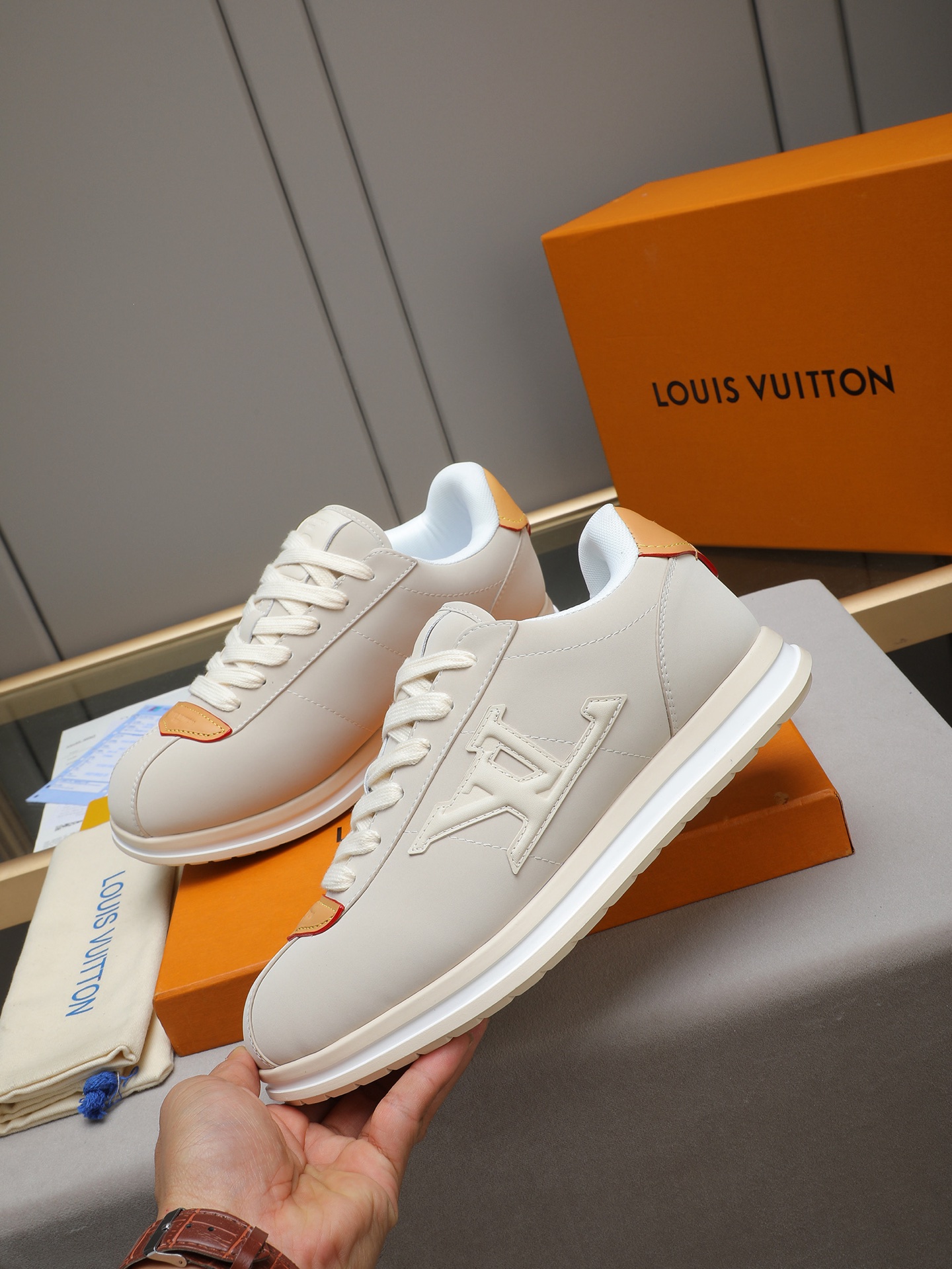 PP360 LV路易威登 L家驴牌Runner Tatic系列 厚底 休闲 运动鞋 跑鞋 原版购入开发 做货 本款 LV Runner Tatic 运动鞋融合网格面料和饰带等科技材质,演绎传统登山鞋的灵感启发.LV 字母抒写于一侧,快速系带系统的套索扣点缀 Monogram 花卉和路易威登标识,轻盈耐磨的橡胶外底完善整体 ▪️面料: 原版进口牛皮+网面 ▪️内里:原版定制透气网里 ▪️鞋底:原版开模防滑橡胶组合材质 ▪️ 男款38-44(45 46定做)