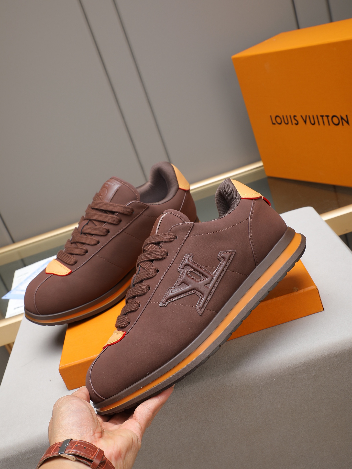 PP360 LV路易威登 L家驴牌Runner Tatic系列 厚底 休闲 运动鞋 跑鞋 原版购入开发 做货 本款 LV Runner Tatic 运动鞋融合网格面料和饰带等科技材质,演绎传统登山鞋的灵感启发.LV 字母抒写于一侧,快速系带系统的套索扣点缀 Monogram 花卉和路易威登标识,轻盈耐磨的橡胶外底完善整体 ▪️面料: 原版进口牛皮+网面 ▪️内里:原版定制透气网里 ▪️鞋底:原版开模防滑橡胶组合材质 ▪️ 男款38-44(45 46定做)