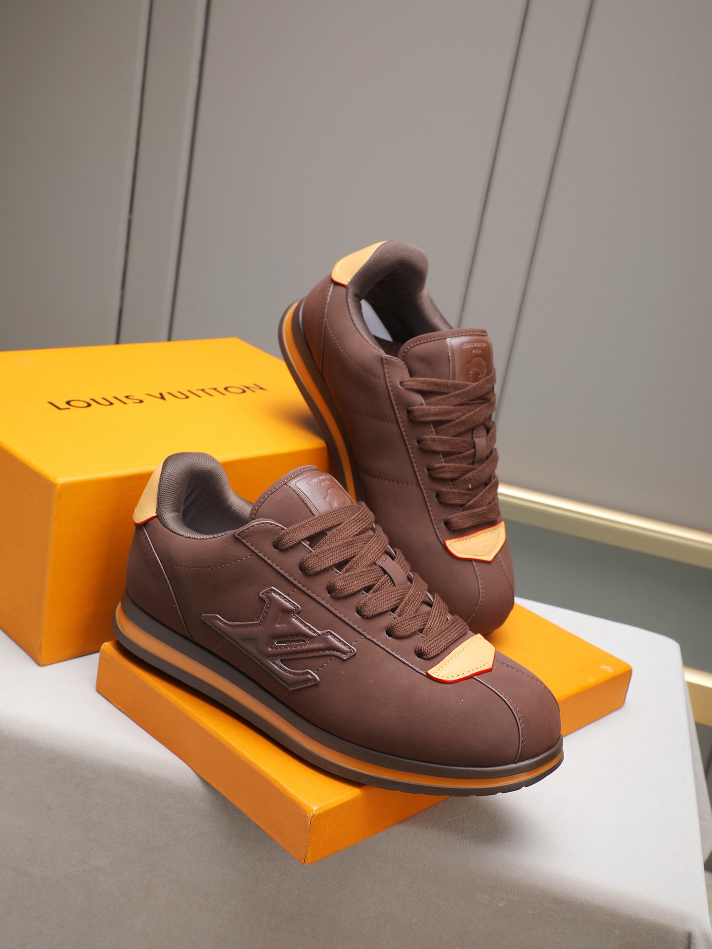 PP360 LV路易威登 L家驴牌Runner Tatic系列 厚底 休闲 运动鞋 跑鞋 原版购入开发 做货 本款 LV Runner Tatic 运动鞋融合网格面料和饰带等科技材质,演绎传统登山鞋的灵感启发.LV 字母抒写于一侧,快速系带系统的套索扣点缀 Monogram 花卉和路易威登标识,轻盈耐磨的橡胶外底完善整体 ▪️面料: 原版进口牛皮+网面 ▪️内里:原版定制透气网里 ▪️鞋底:原版开模防滑橡胶组合材质 ▪️ 男款38-44(45 46定做)