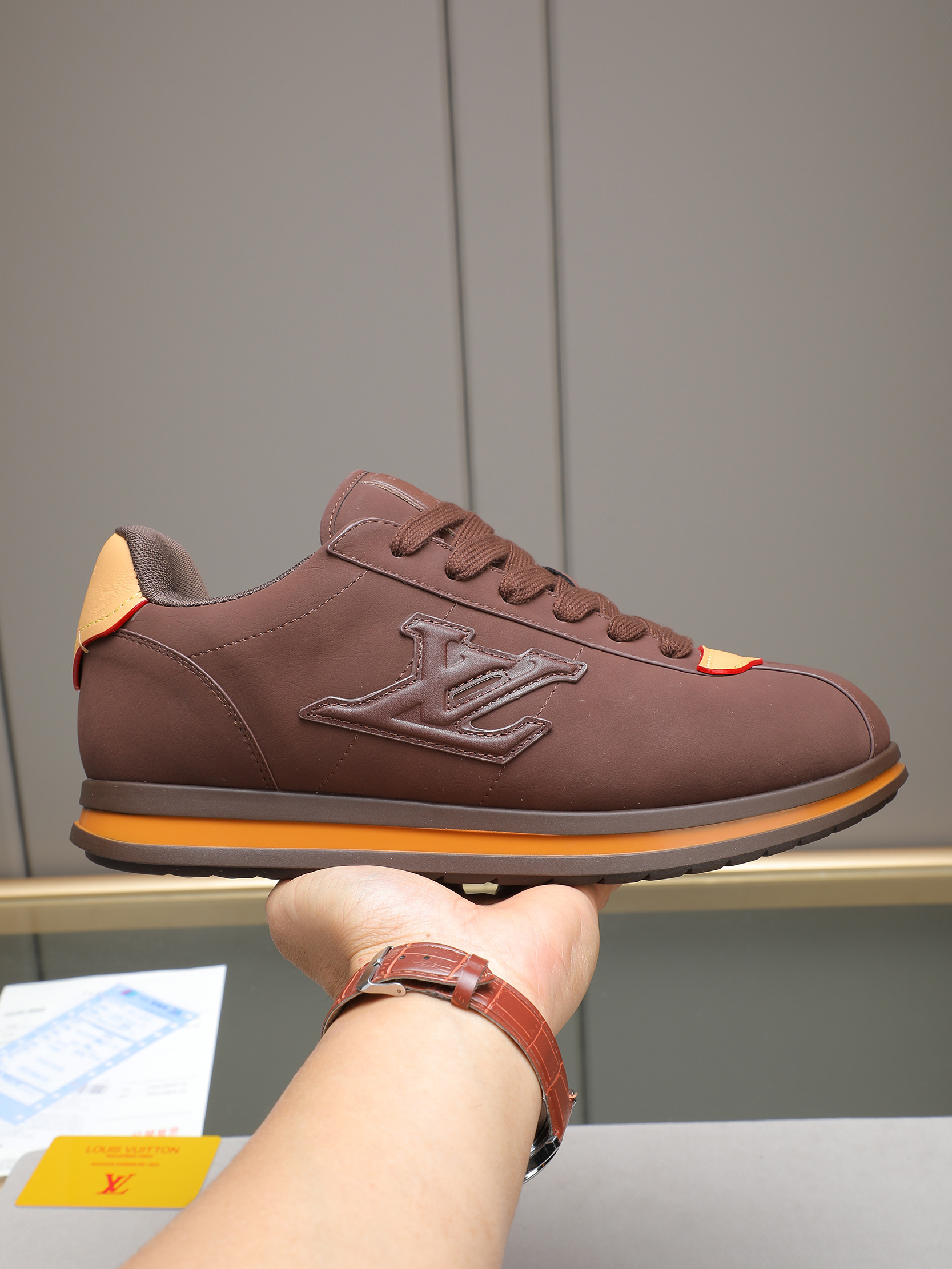 PP360 LV路易威登 L家驴牌Runner Tatic系列 厚底 休闲 运动鞋 跑鞋 原版购入开发 做货 本款 LV Runner Tatic 运动鞋融合网格面料和饰带等科技材质,演绎传统登山鞋的灵感启发.LV 字母抒写于一侧,快速系带系统的套索扣点缀 Monogram 花卉和路易威登标识,轻盈耐磨的橡胶外底完善整体 ▪️面料: 原版进口牛皮+网面 ▪️内里:原版定制透气网里 ▪️鞋底:原版开模防滑橡胶组合材质 ▪️ 男款38-44(45 46定做)