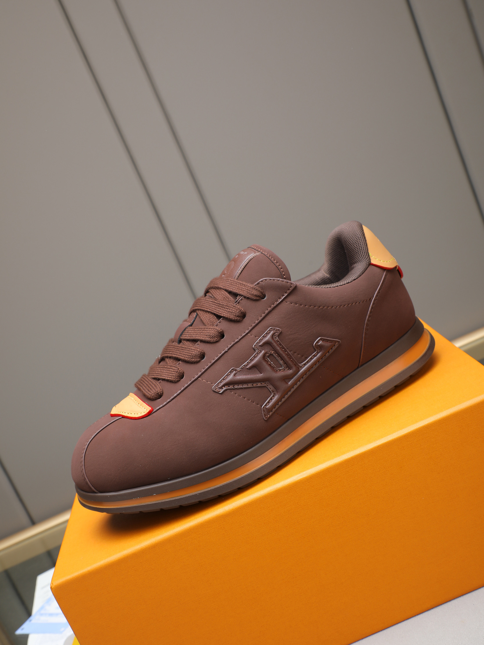 PP360 LV路易威登 L家驴牌Runner Tatic系列 厚底 休闲 运动鞋 跑鞋 原版购入开发 做货 本款 LV Runner Tatic 运动鞋融合网格面料和饰带等科技材质,演绎传统登山鞋的灵感启发.LV 字母抒写于一侧,快速系带系统的套索扣点缀 Monogram 花卉和路易威登标识,轻盈耐磨的橡胶外底完善整体 ▪️面料: 原版进口牛皮+网面 ▪️内里:原版定制透气网里 ▪️鞋底:原版开模防滑橡胶组合材质 ▪️ 男款38-44(45 46定做)