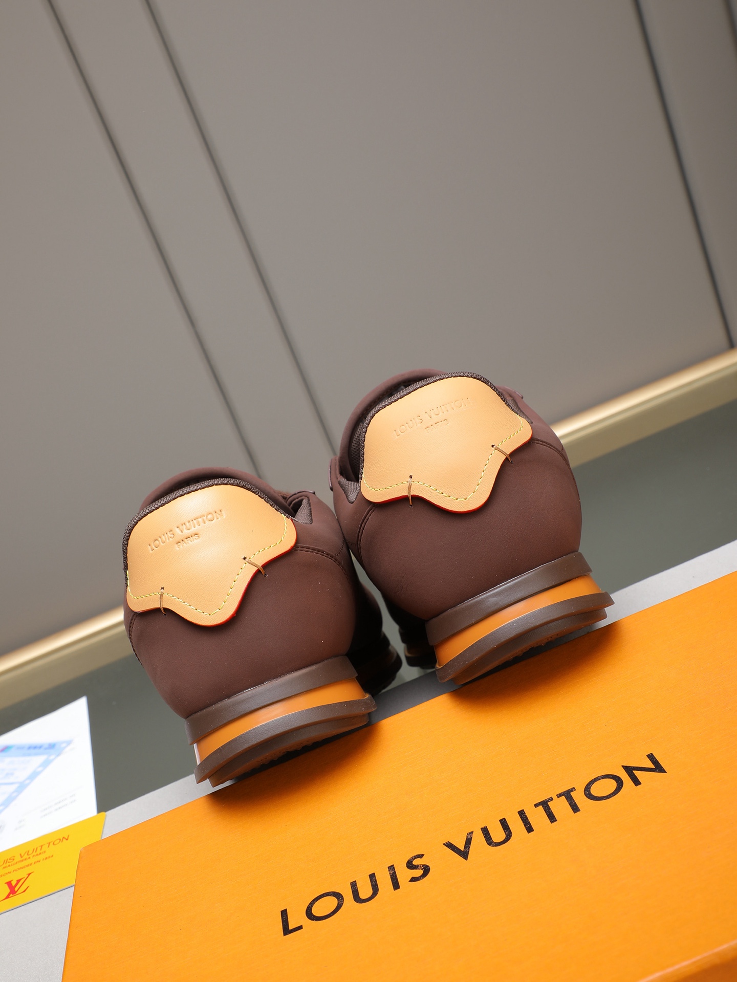 PP360 LV路易威登 L家驴牌Runner Tatic系列 厚底 休闲 运动鞋 跑鞋 原版购入开发 做货 本款 LV Runner Tatic 运动鞋融合网格面料和饰带等科技材质,演绎传统登山鞋的灵感启发.LV 字母抒写于一侧,快速系带系统的套索扣点缀 Monogram 花卉和路易威登标识,轻盈耐磨的橡胶外底完善整体 ▪️面料: 原版进口牛皮+网面 ▪️内里:原版定制透气网里 ▪️鞋底:原版开模防滑橡胶组合材质 ▪️ 男款38-44(45 46定做)