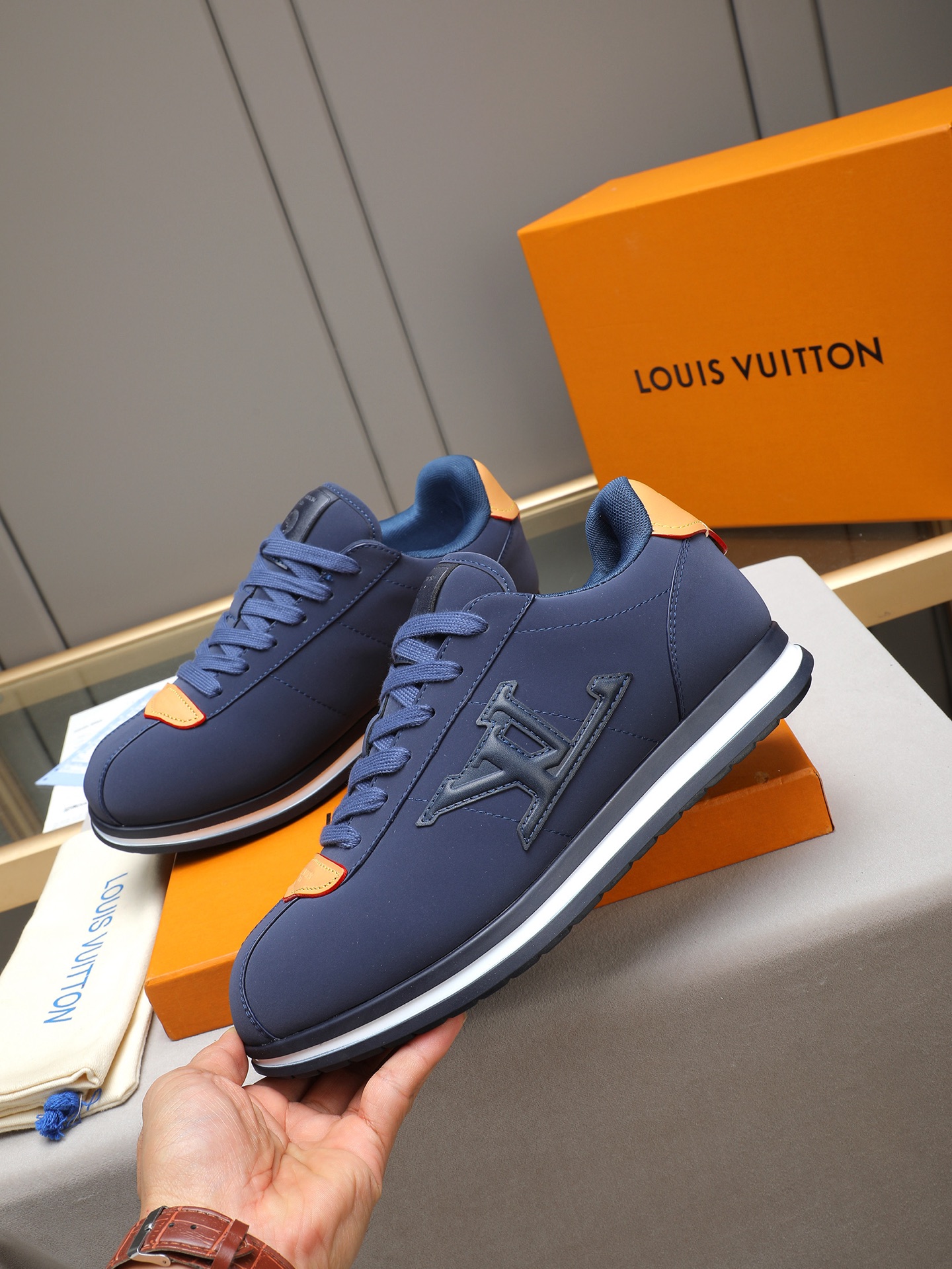 PP360 LV路易威登 L家驴牌Runner Tatic系列 厚底 休闲 运动鞋 跑鞋 原版购入开发 做货 本款 LV Runner Tatic 运动鞋融合网格面料和饰带等科技材质,演绎传统登山鞋的灵感启发.LV 字母抒写于一侧,快速系带系统的套索扣点缀 Monogram 花卉和路易威登标识,轻盈耐磨的橡胶外底完善整体 ▪️面料: 原版进口牛皮+网面 ▪️内里:原版定制透气网里 ▪️鞋底:原版开模防滑橡胶组合材质 ▪️ 男款38-44(45 46定做)